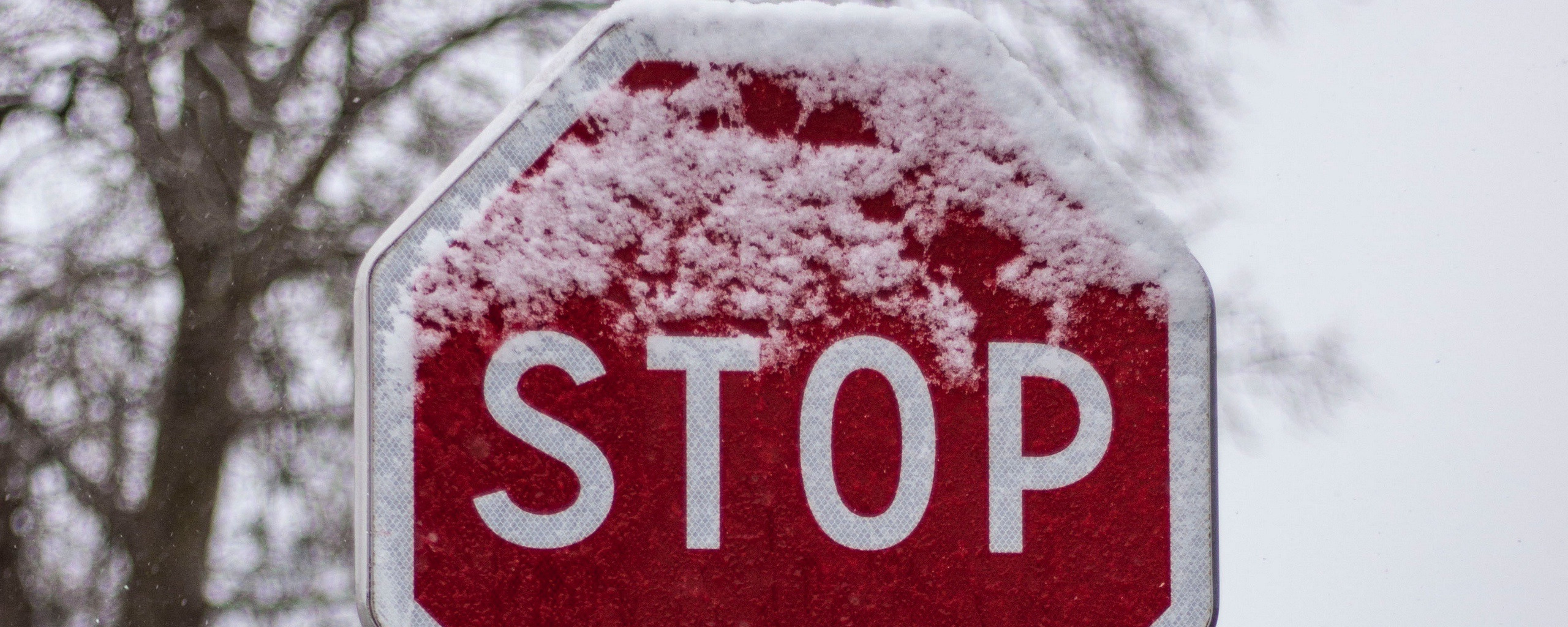 Дорожные знаки снег. Знак снег. Знак снеег. Надпись стоп крик. Угрожающие знаки на снегу.