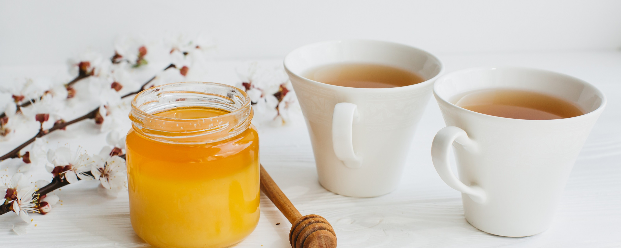 Почему нельзя мед в чай. Чай с медом. Мед с чаем. Горячий чай с медом. Чашка чаю с медом.