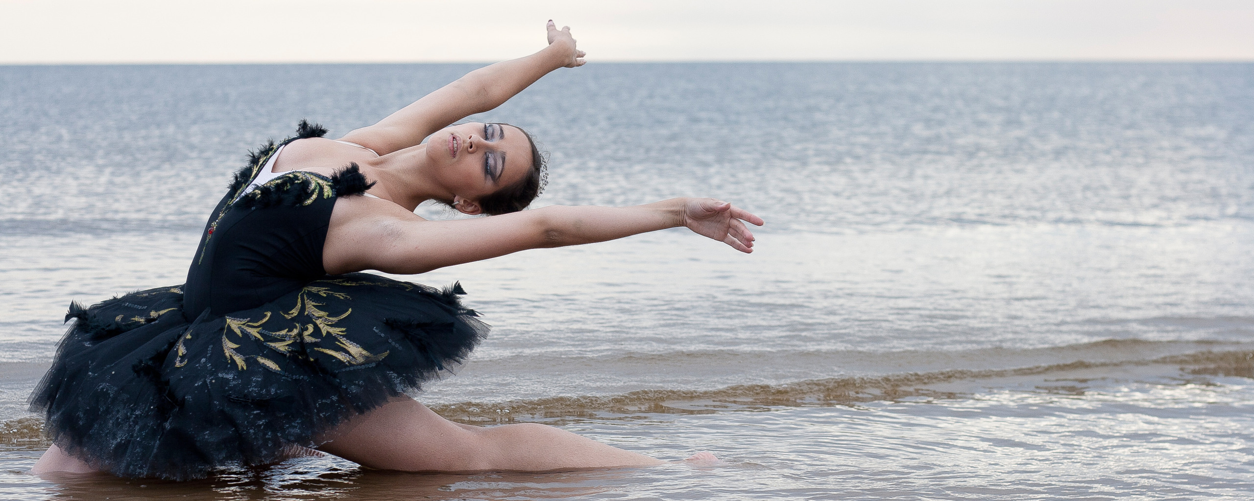 Танец воды музыка. Балерина танцует на воде. Танец с водой. Образ латина у воды. Водные танцы.