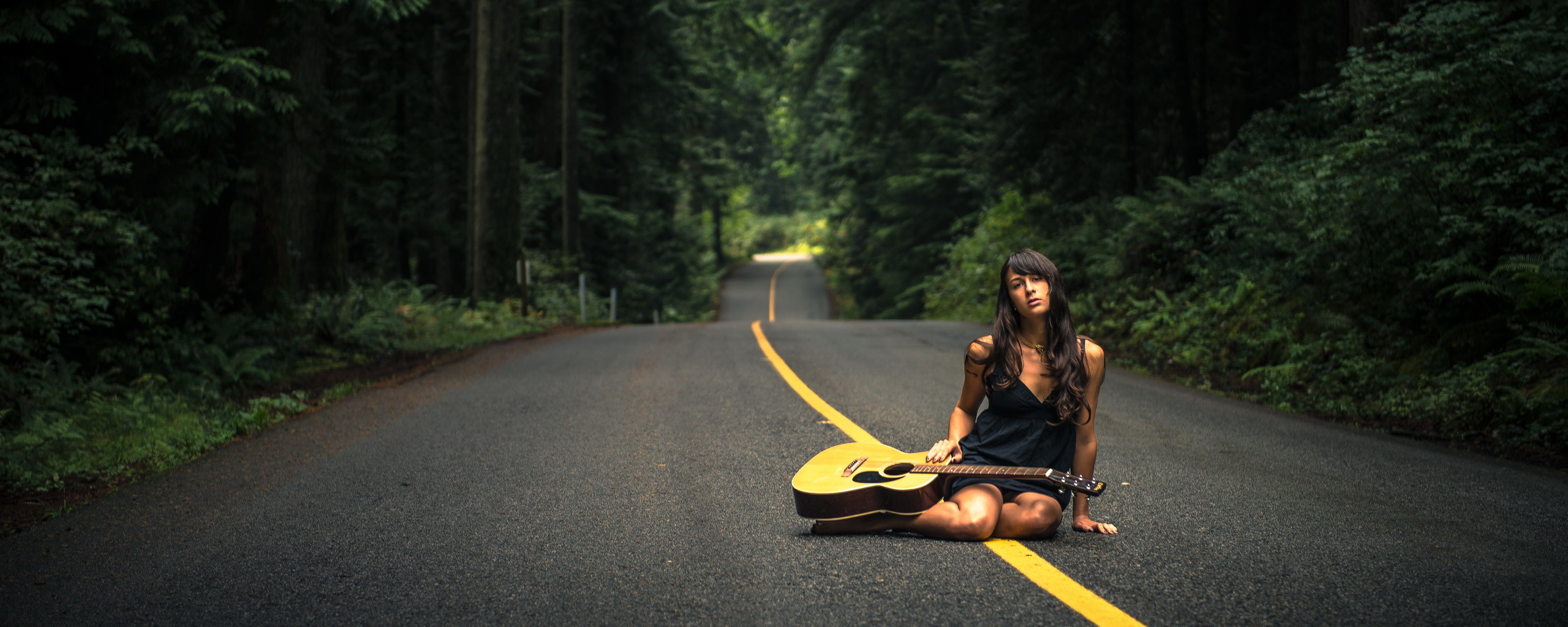 Девушка на дороге. Музыкальная дорога. Девушка с гитарой на дороге. Макет девушки на дороге.