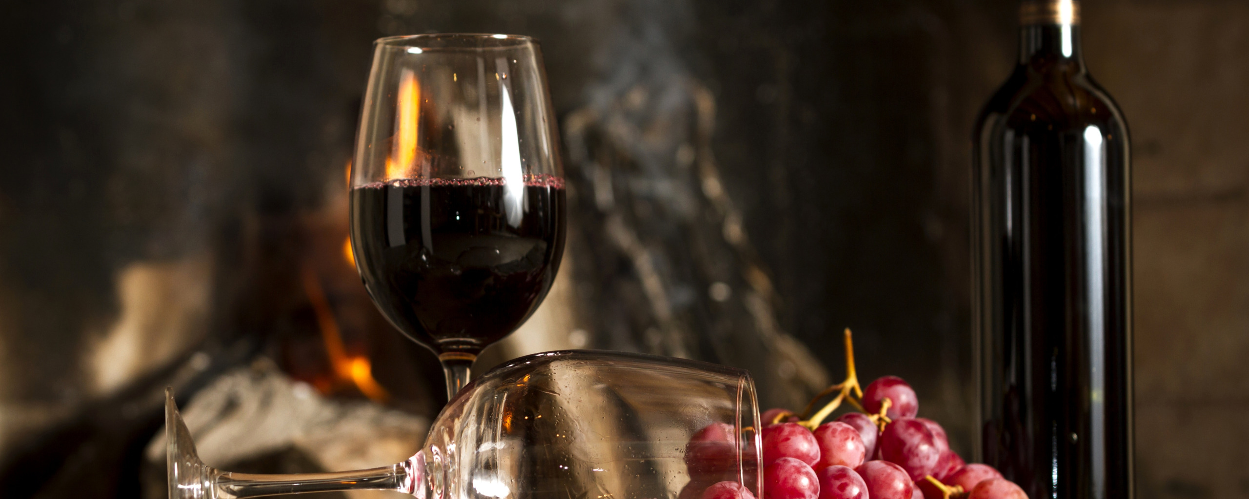 Живые обои вино. Вечер кухня вино. Бутылка вина и бокал. Вина в ресторане фон. Вино на кухне.