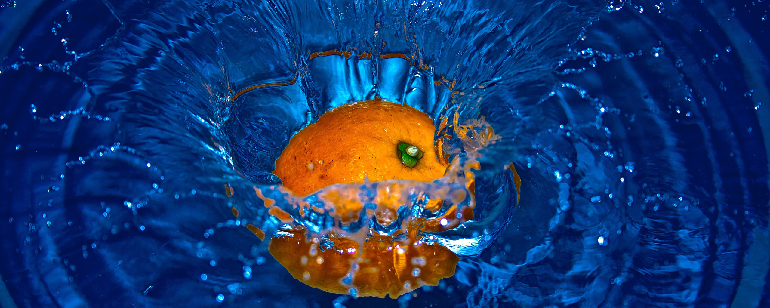 Синий мандарин. Фрукты в воде. Апельсин в воде. Сочные фрукты в воде. Заставка на рабочий стол вода.