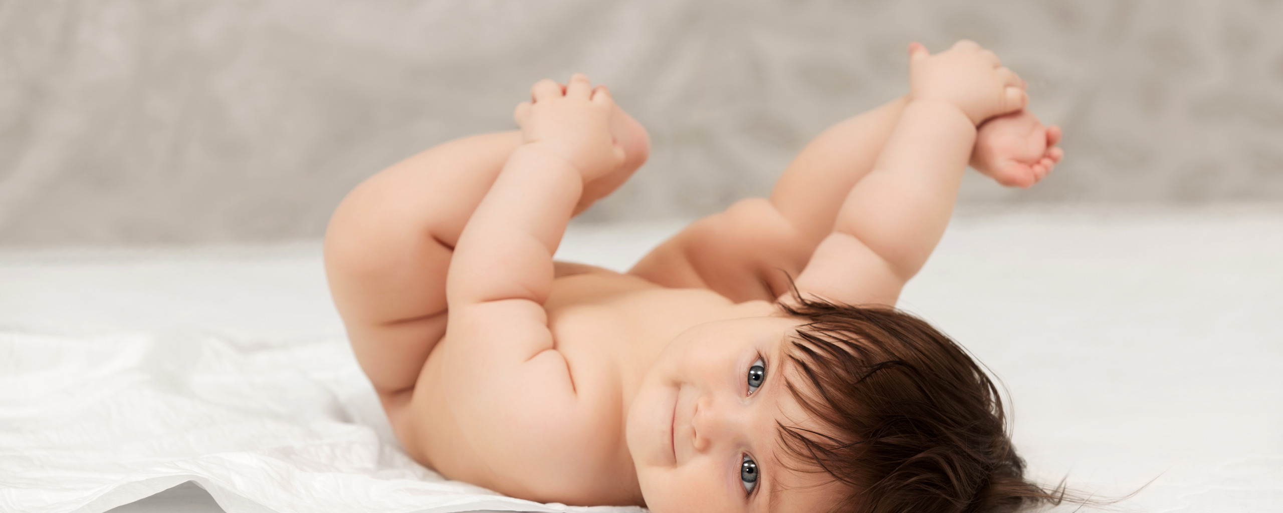 Тела новорожденных в новой москве. Новорожденный ребенок голенький. Маленькие попочки младенцев. Новорожденный ребенок с длинными волосами.