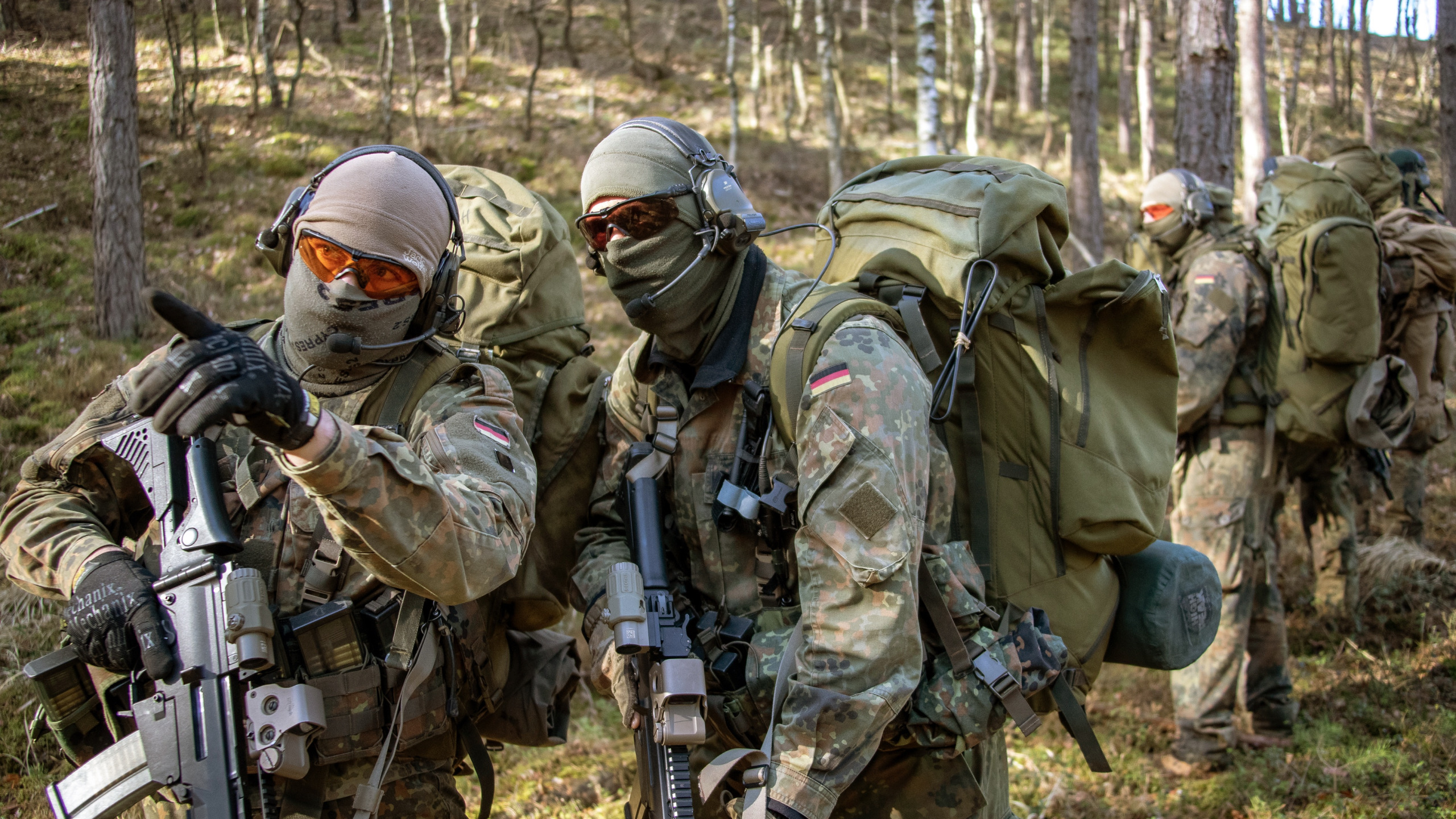 Солдаты 11 ютуб. Солдат Бундесвера. Армия Бундесвера. Снаряжение KSK Bundeswehr. Немецкая армия Бундесвер.