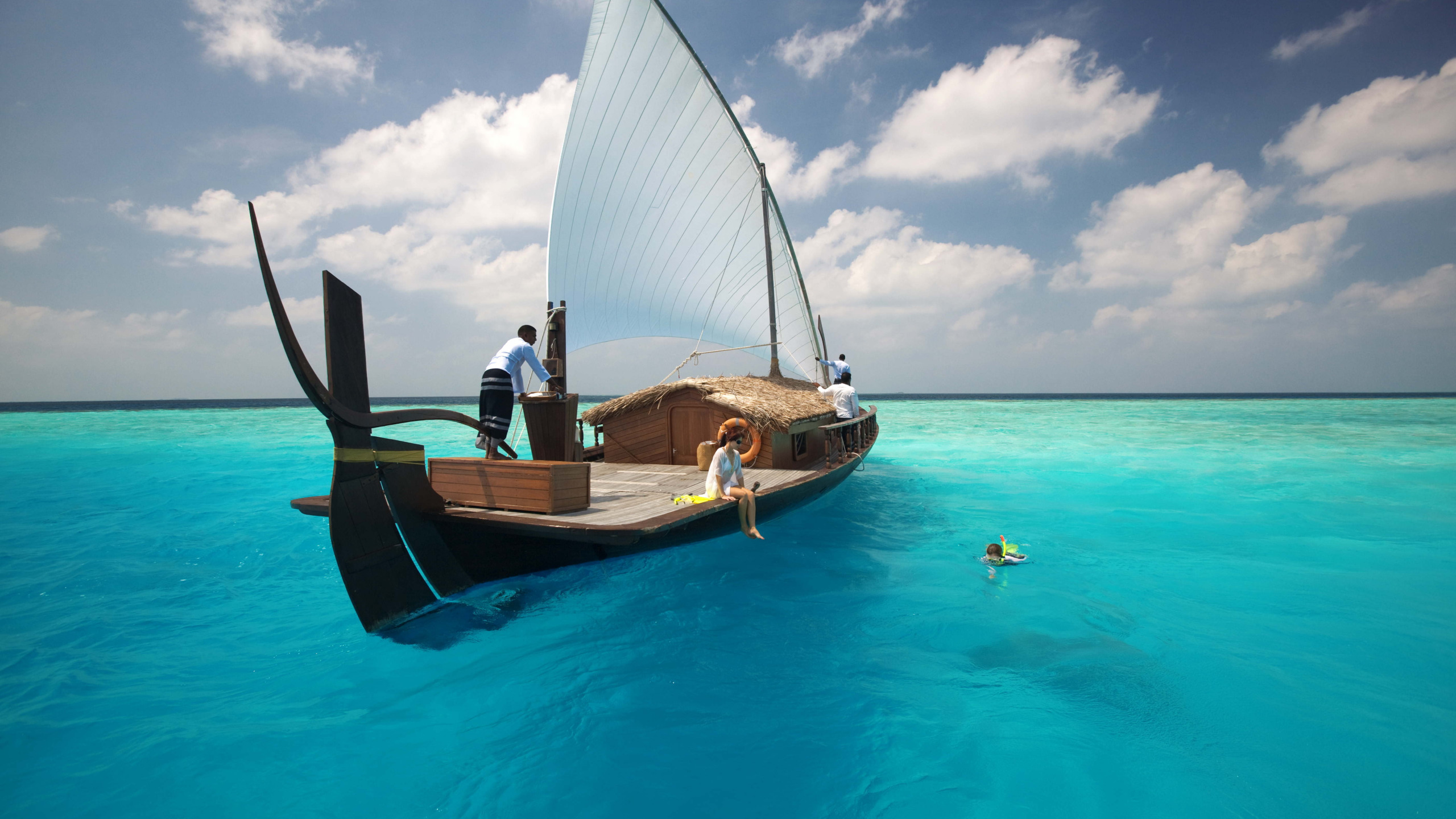 Яхта в открытом океане. Лодка Дхони Мальдивы. Лодка в море. Лодка в океане. Прозрачная вода в океане.