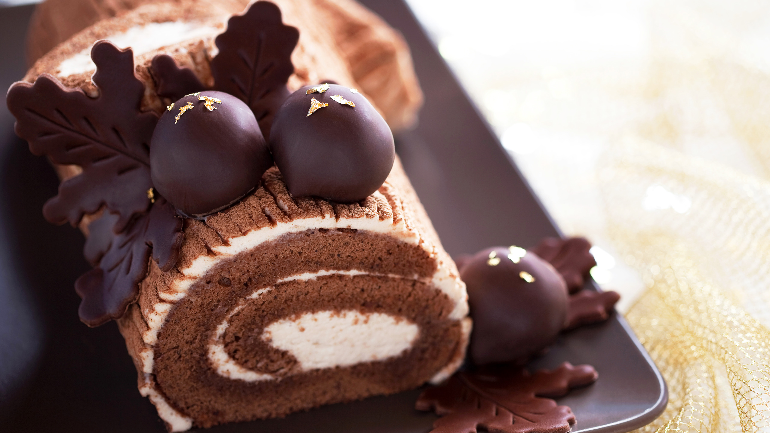 Пирожное в шоколаде. Пирожное «рулет шоколадно-фруктовый». Катрин Баер шоколадный рулет. Шоколадное пирожное. Пирожное с шоколадом.