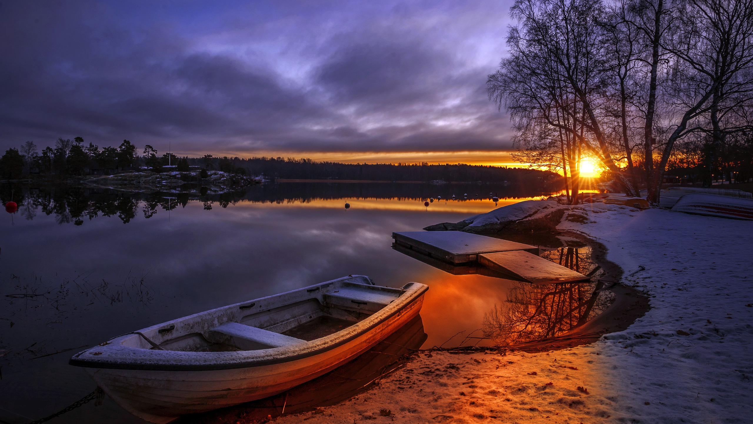 Можно ли на лодке на озере. Лодка на реке. Зимнее озеро вечером. Зима закат река. Лодка на реке вечером.