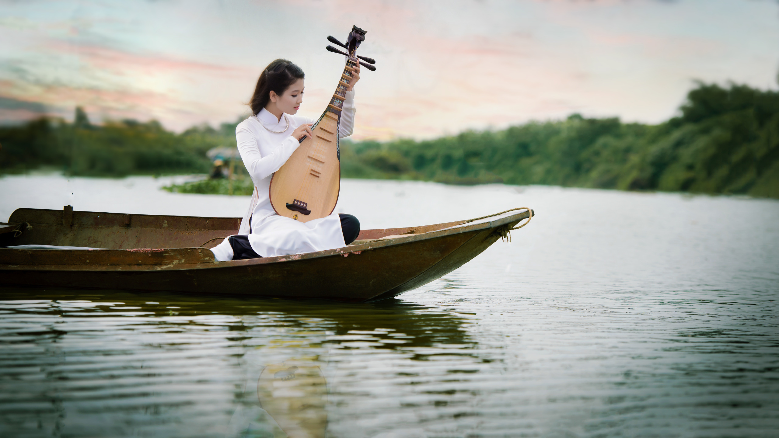 Двое в лодке песня. Девушка в лодке. Красивая девушка в лодке. Фотосессия в лодке девушка. Человек в лодке.
