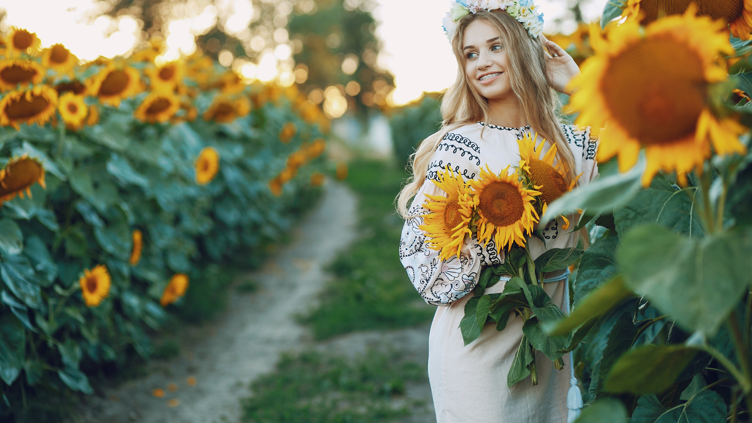 Девушка в подсолнухах. Фотосессия в подсолнухах. Фотосессия в поле с подсолнухами. Фотосессия в подсолнухах девушки.