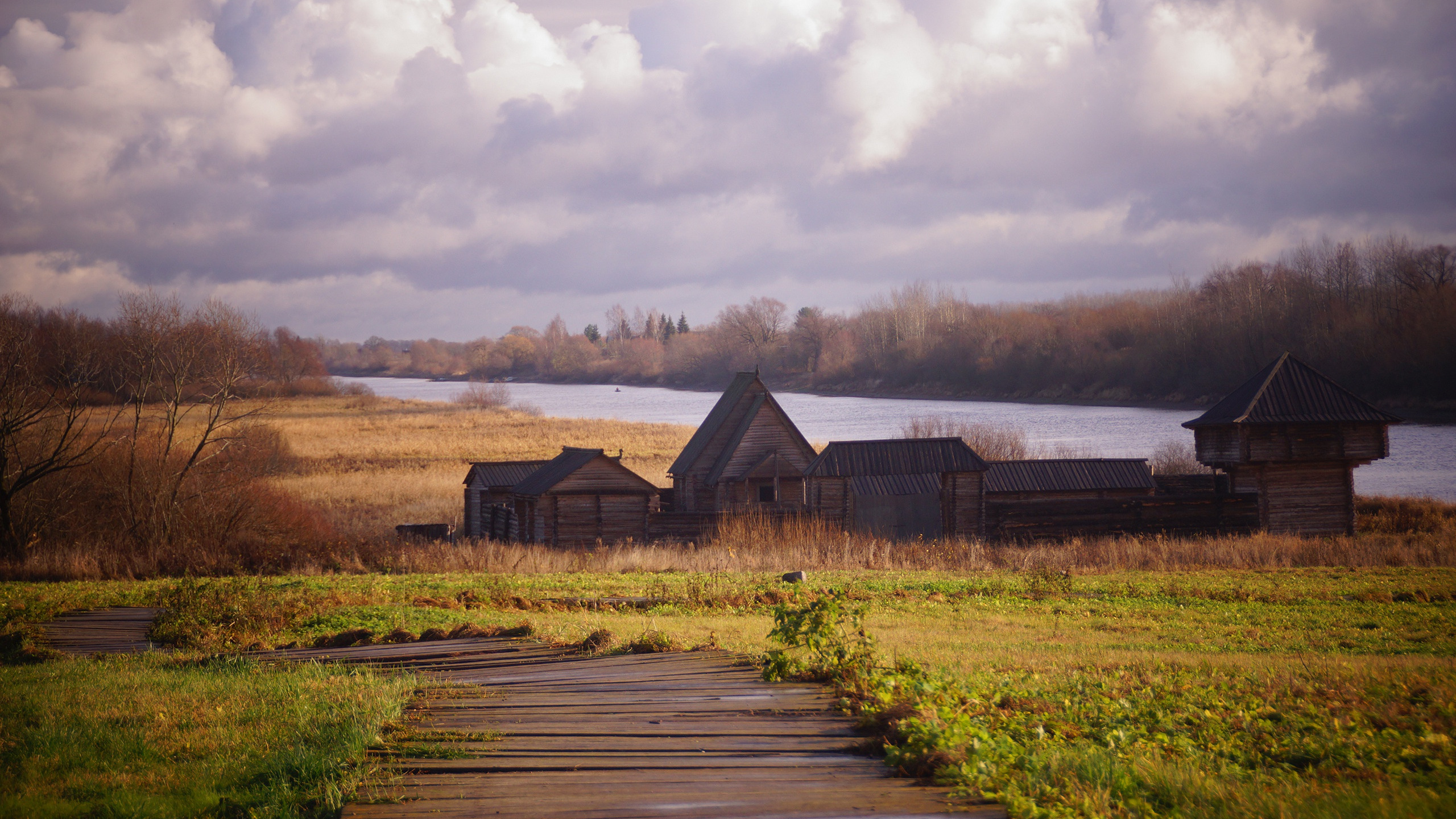 Село дорожка. Сельская дорожка. Деревенская дорожка. Деревня домики трава тучи. Сельская тропинка домики тучи.