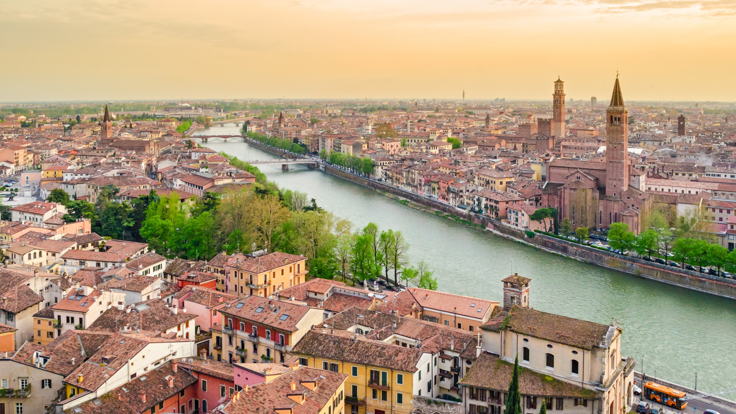 Крупный итальянский город. Verona Italy.