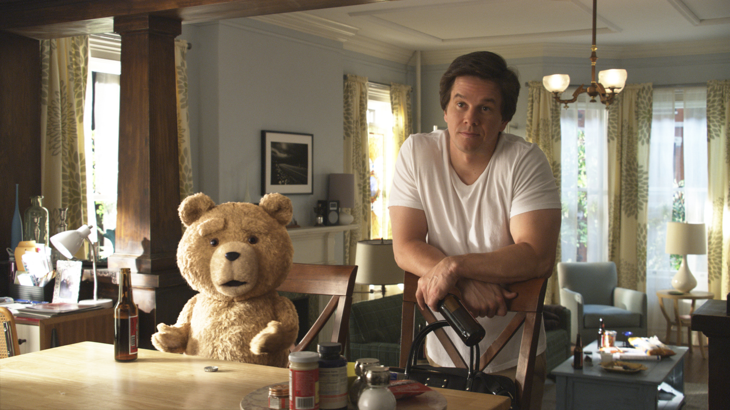 Ted series. Марк Уолберг Тед. Марк Уолберг третий лишний 3. Третий лишний фильм 2012 Тед. Джон Беннет третий лишний.