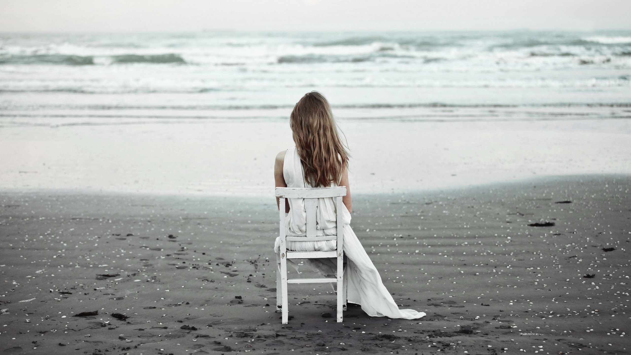 Девушка на берегу моря. Девочка на море. Одинокая девушка. Одинокая девушка у моря.
