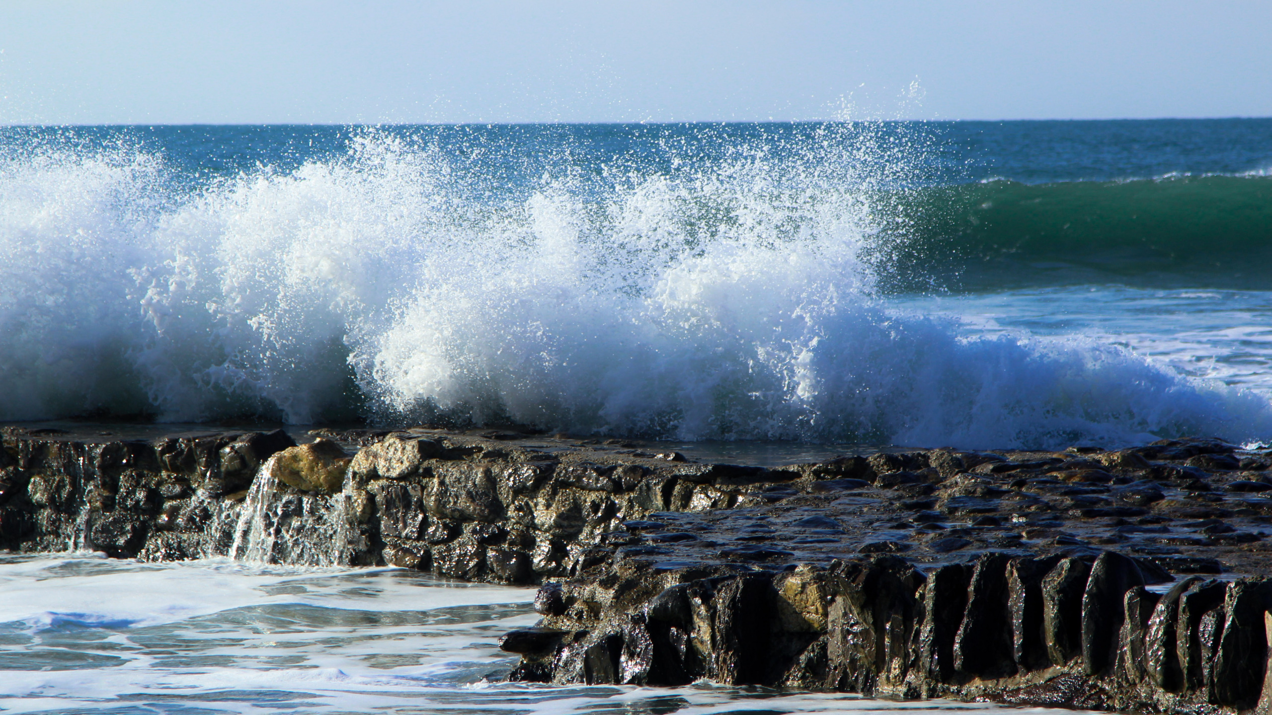 Прибой. Море. Море фото. Волна. Волны бьются о камни.