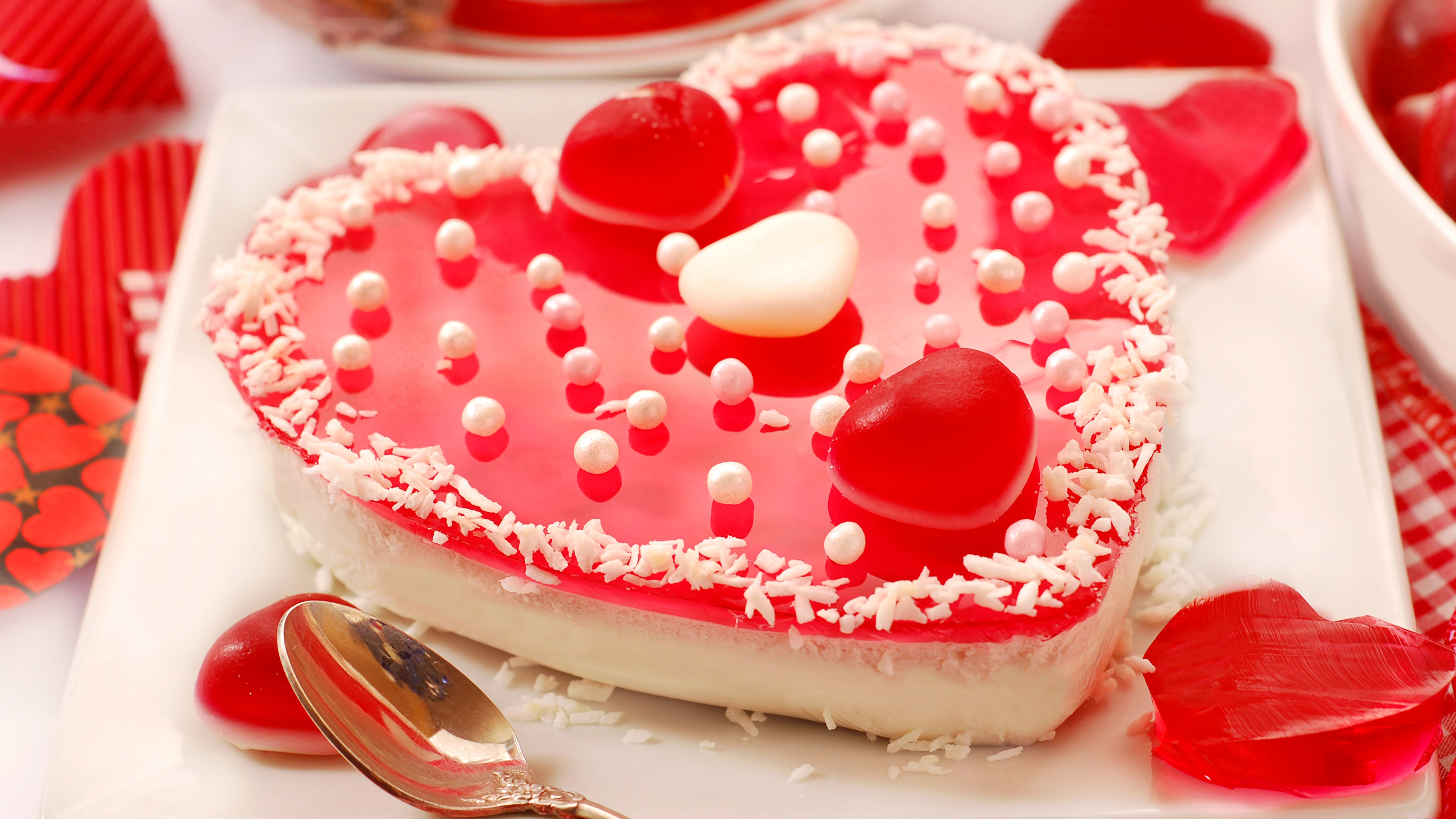 Торт на день влюбленных. Торт на 14 февраля. Пирожные в виде сердечек. Десерт в виде сердца. Сердце сладостью