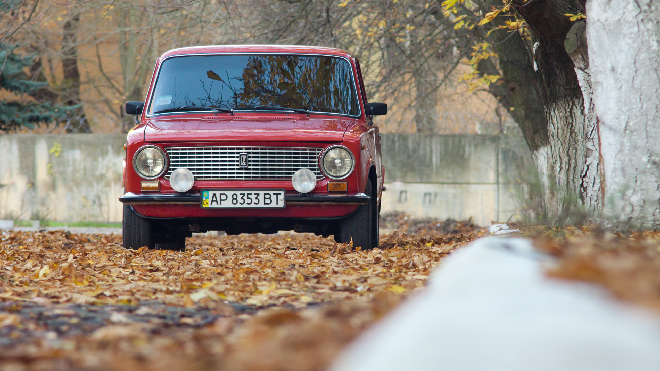 Скачать обои осень, листья, седан, красная, Lada, Лада, Vaz, автоваз,  раздел другие марки в разрешении 2560x1440