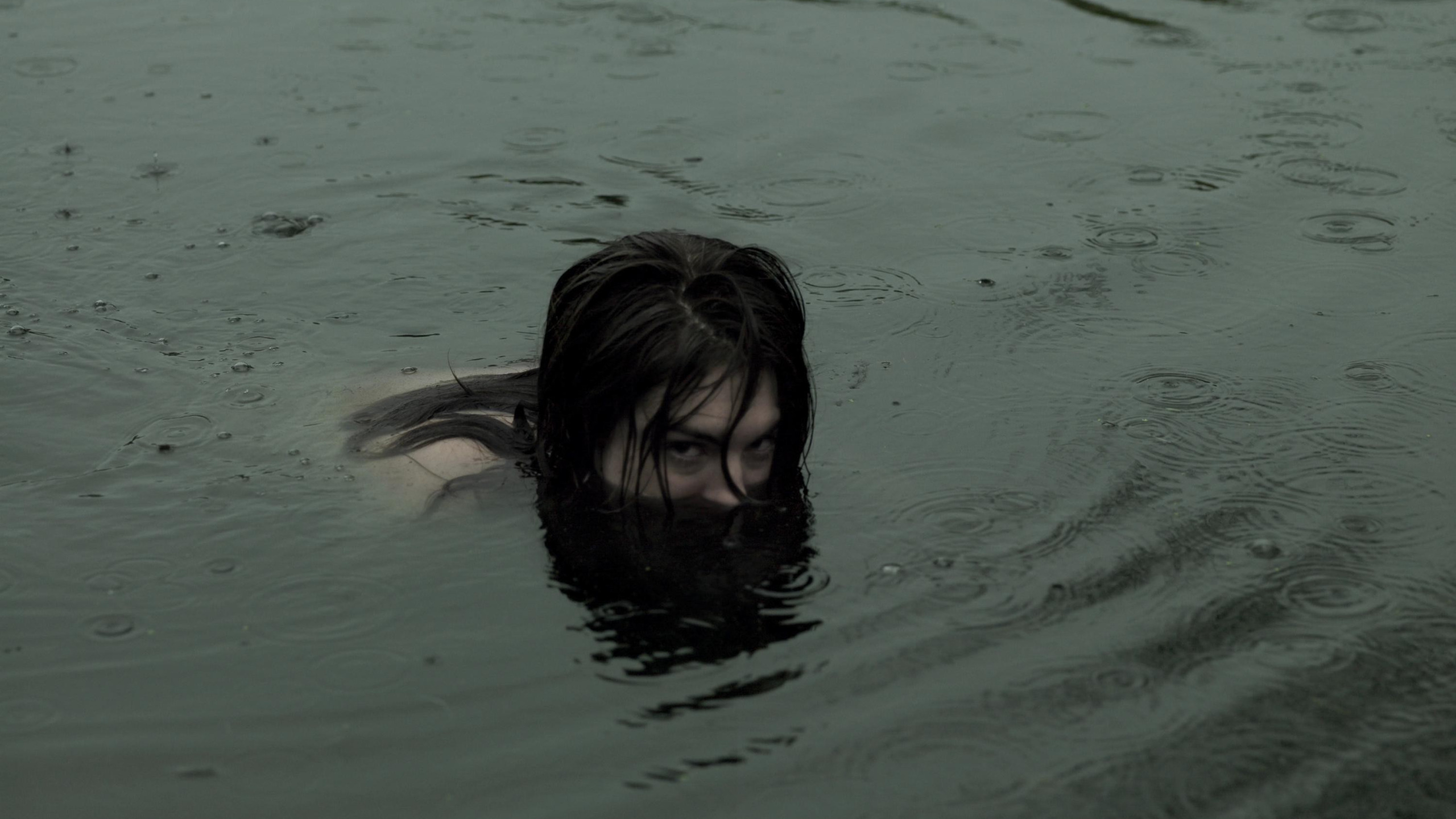 Энн утонувшие девушки. Девушка в воде. Девушка тонет в озере. Фотосессия в воде.