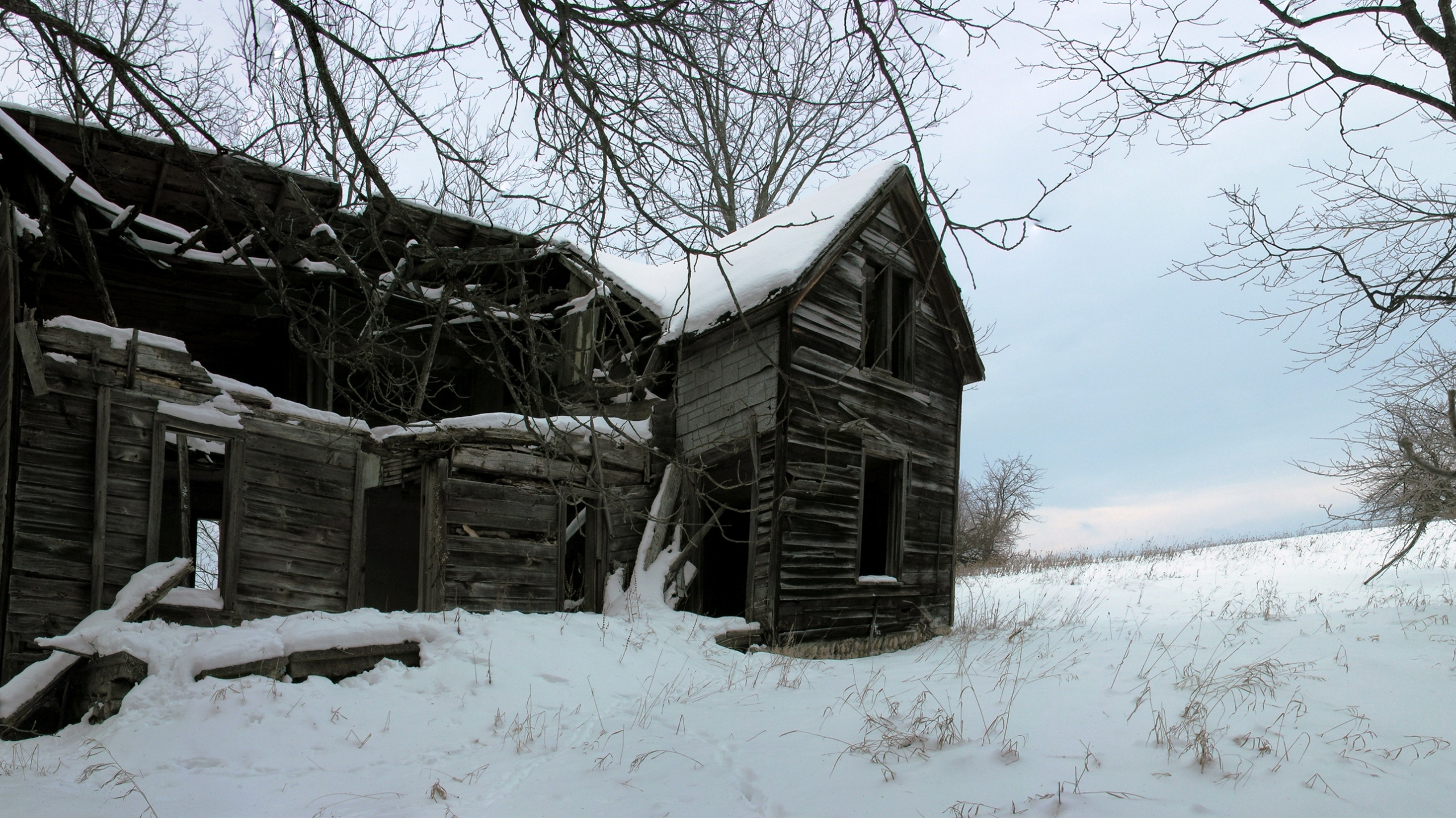 Старый домик стоял на самом. Заброшенная деревня Руси зимой. Заброшенный деревянный дом. Заброшенный деревенский дом. Заброшенный дом зимой.