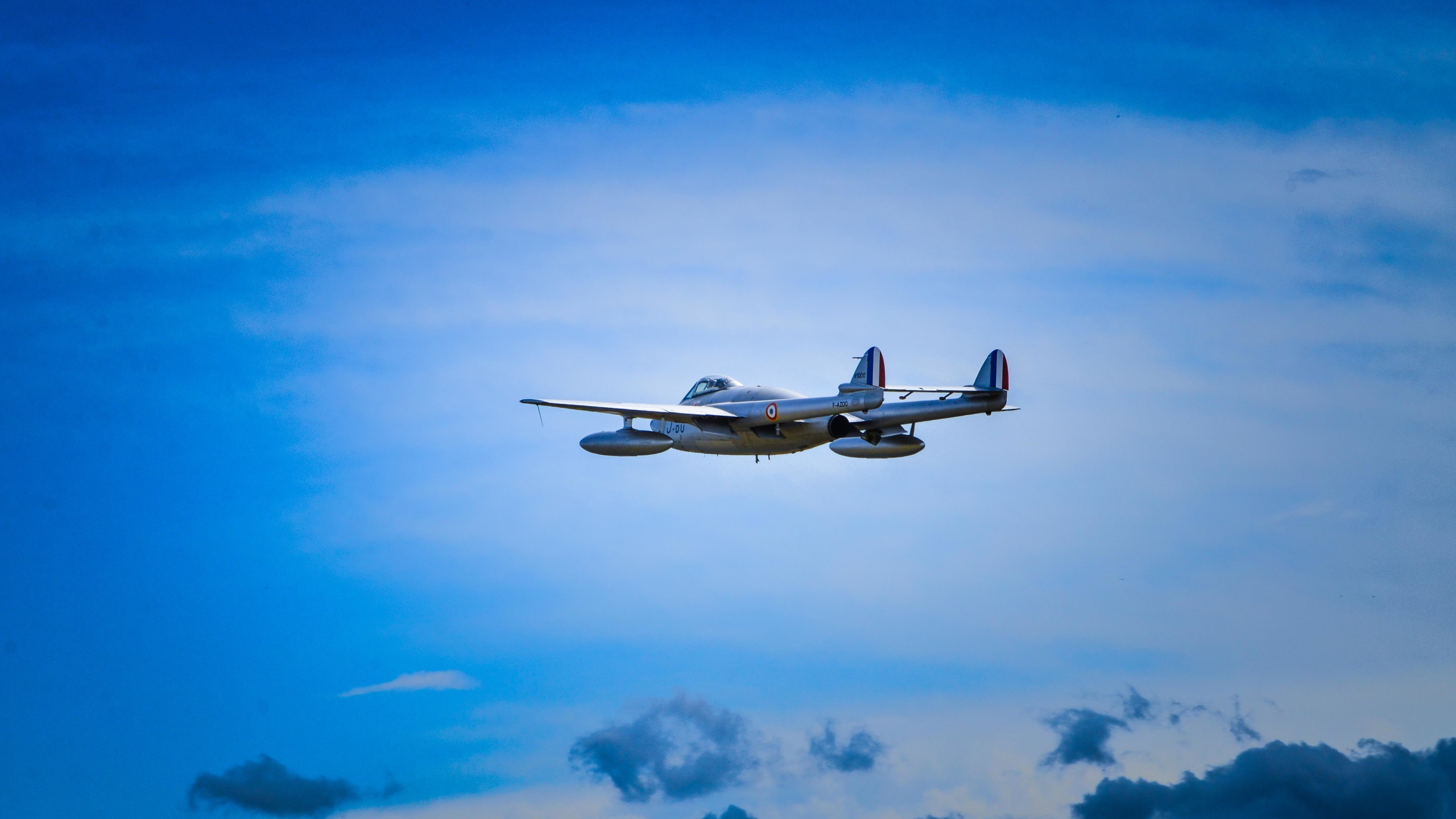 80). Летающие самолеты в голубом небе. Полет на самолете. Открытки самолетами над морем. Тема самолеты летят.