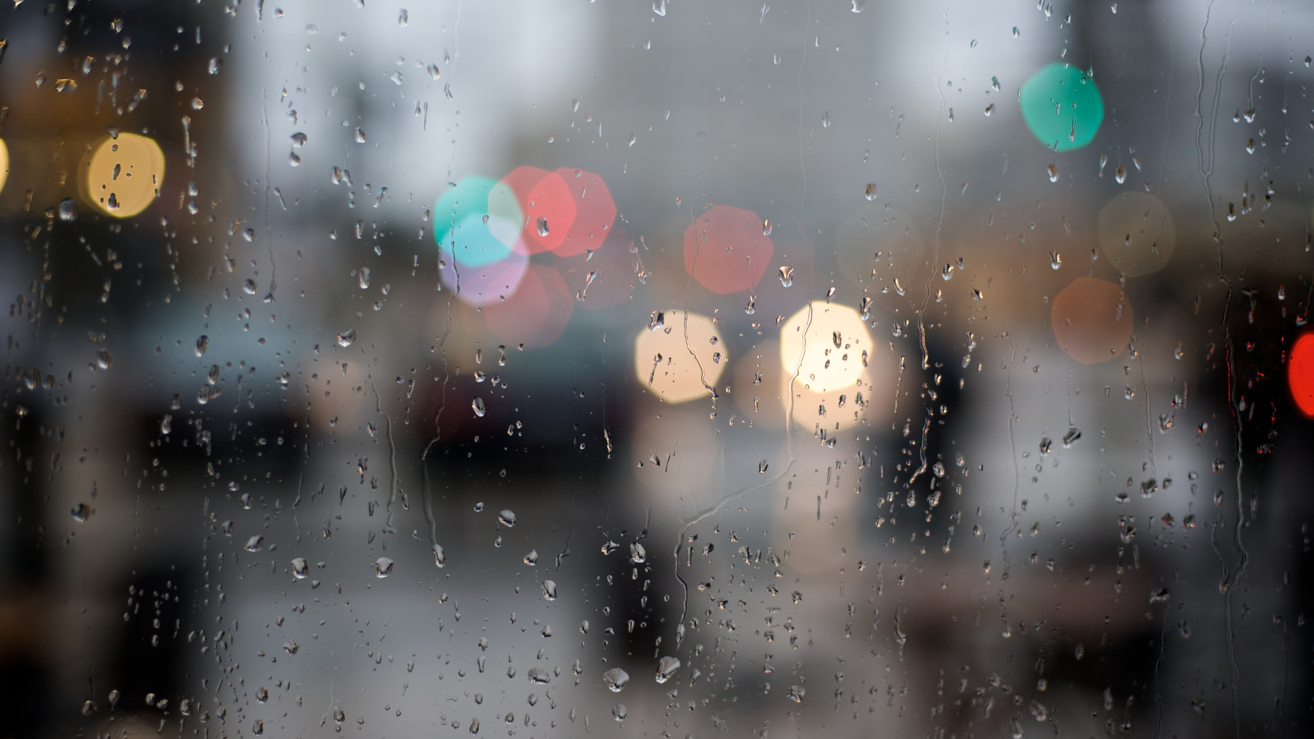 Размытое стекло. Капли на стекле. Капли дождя на окне. Дождливый фон. Дождь на стекле.