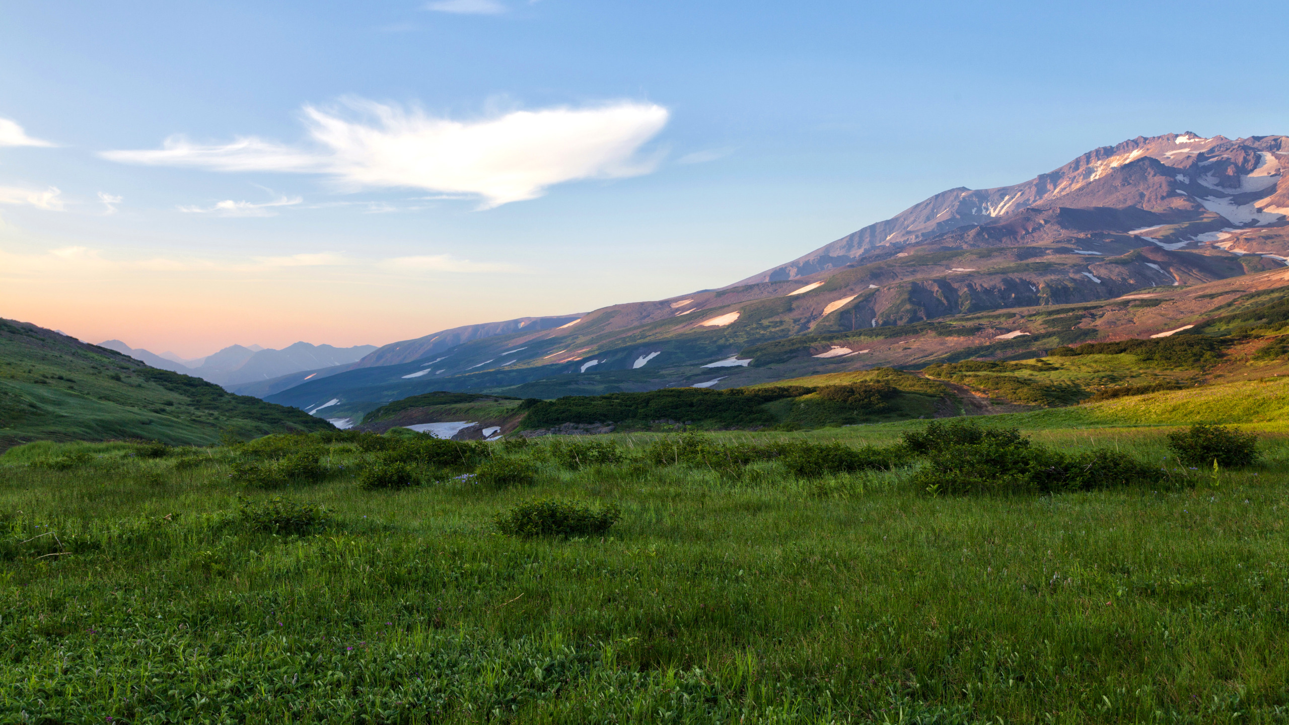 Горы Камчатки. Луга Камчатки. Камчатка степи. Марсово поле Камчатка.