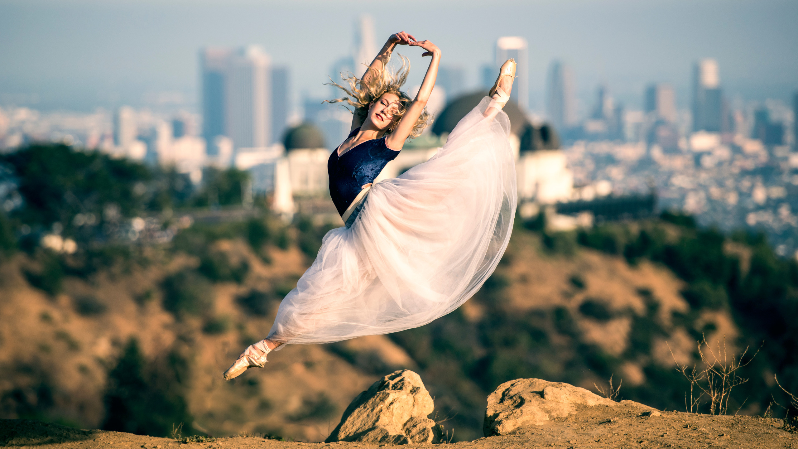 Танцевальное вдохновение. Девушка в прыжке. Девушка летает. Вдохновленная девушка.