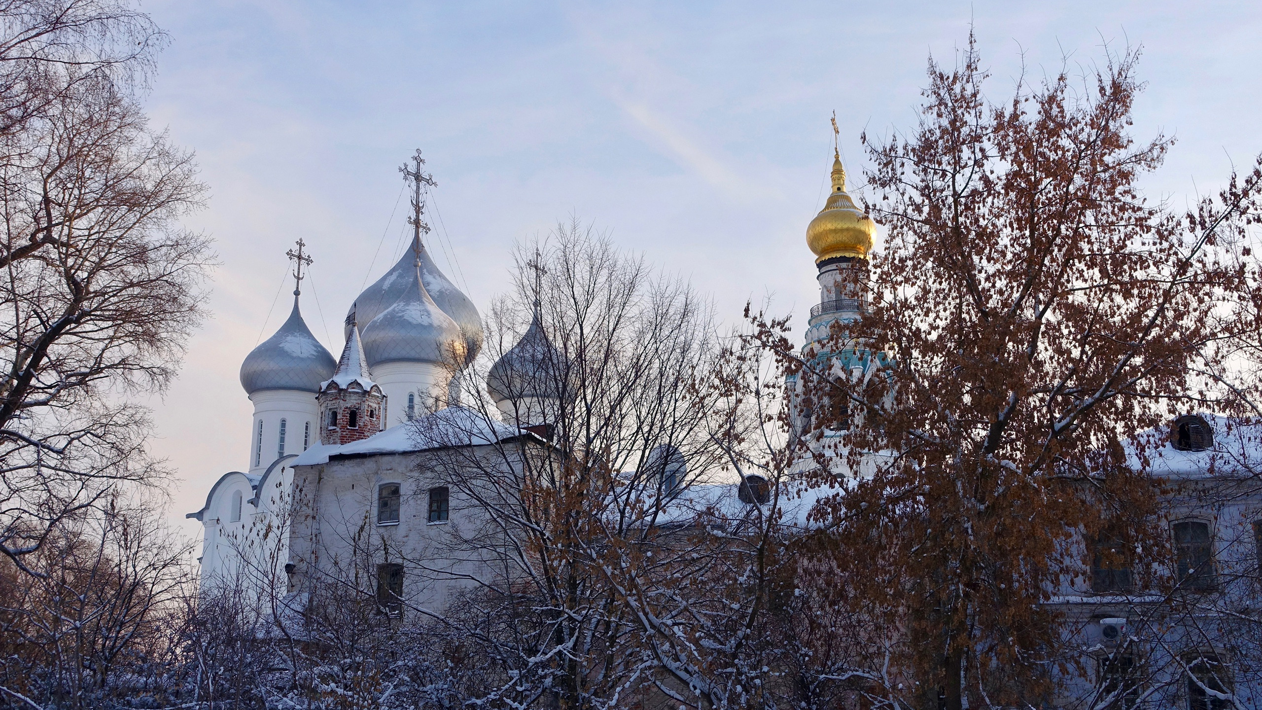 храм зимой солнце