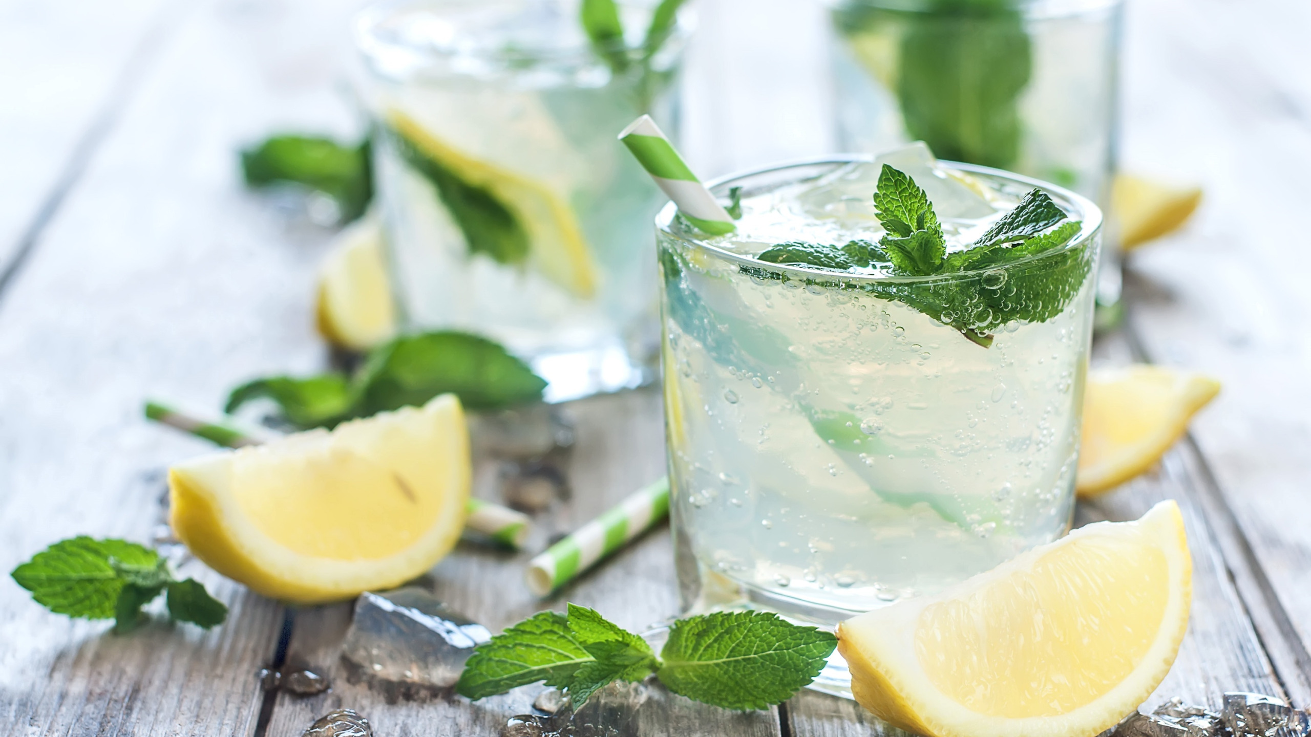 Вода с мятой рецепт приготовления. Лимонад Lemon мята. Мята Мохито. Mint Mojito напиток. Лимонный Мохито.