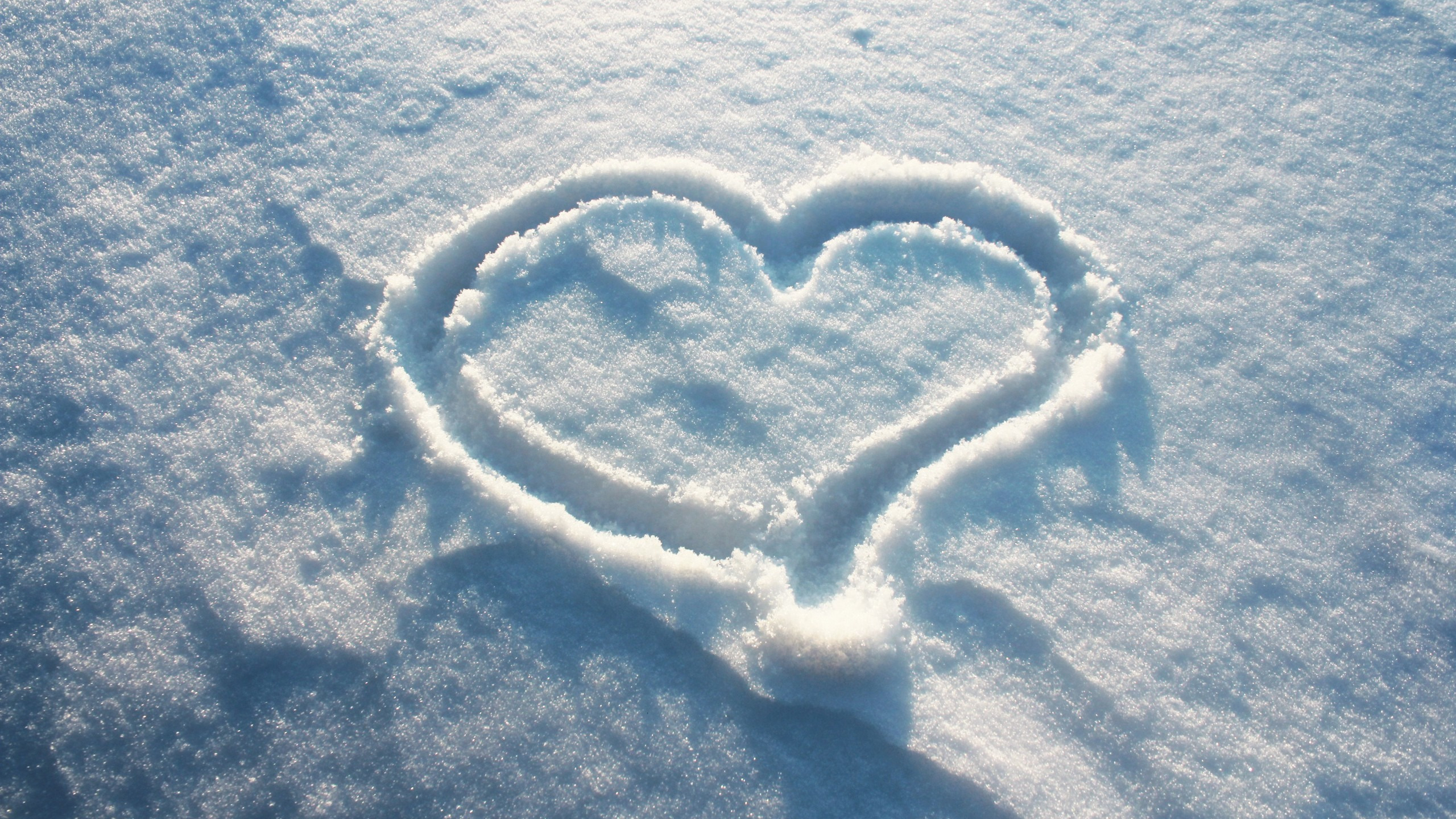 Люблю зиму можно. Сердце на снегу. Снег рисунок. Надпись на снегу. Сердечко из снега.