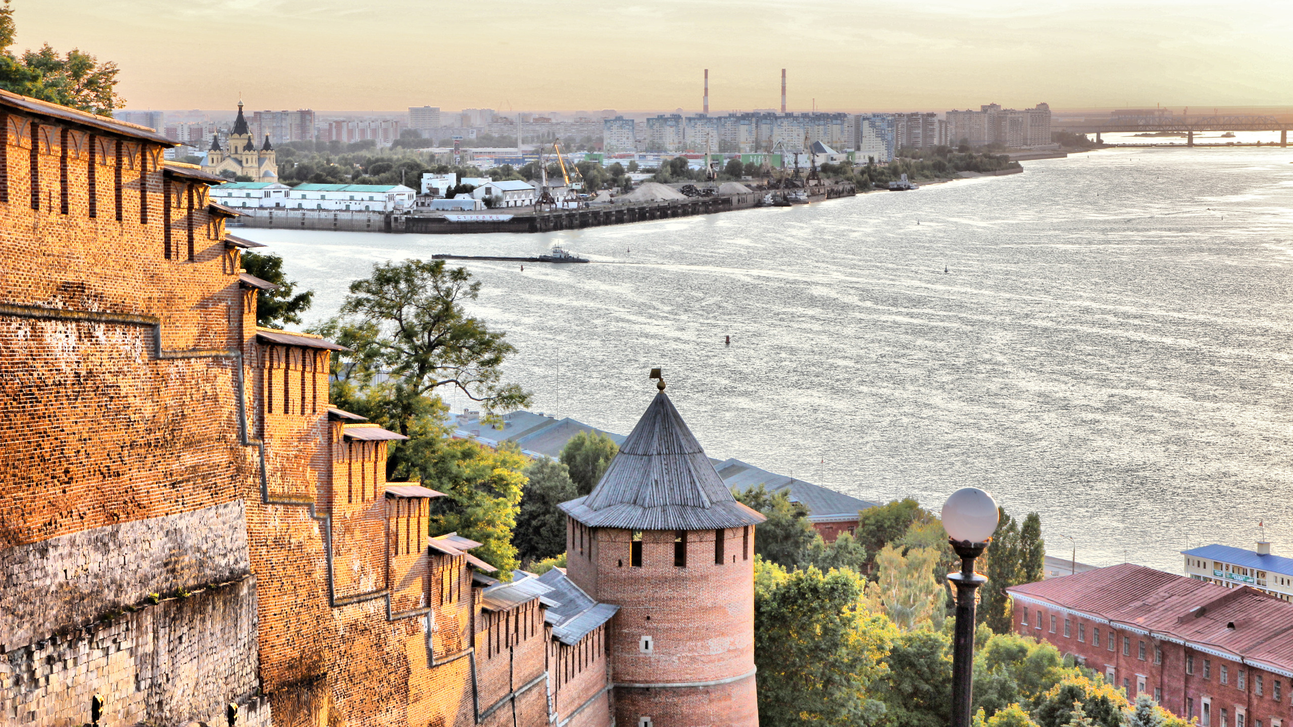 Под небом новгорода. Нижний Новгород Кремль и Волга. Нижний Новгород с реки на Кремль. Нижегородский Кремль Нижний Новгород. Волга река Эстетика Нижний Новгород.