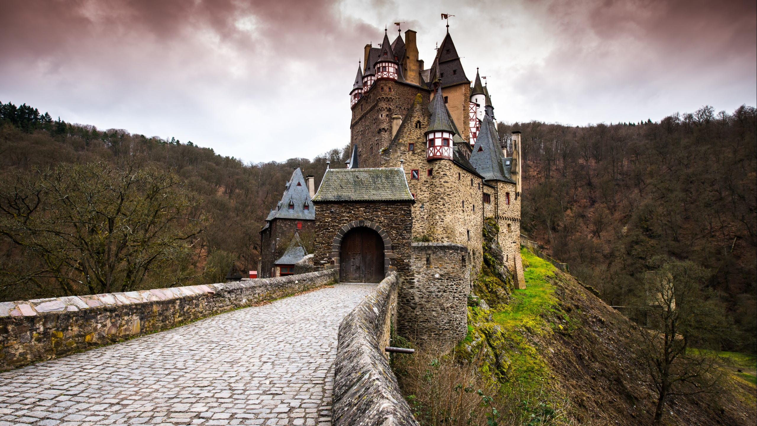 Обои на стол замки. Замок Эльц Рейнланд-Пфальц Германия. Замок Бург Эльц Германия. Долина Рейна замок Эльц. Замок Эльц осень.
