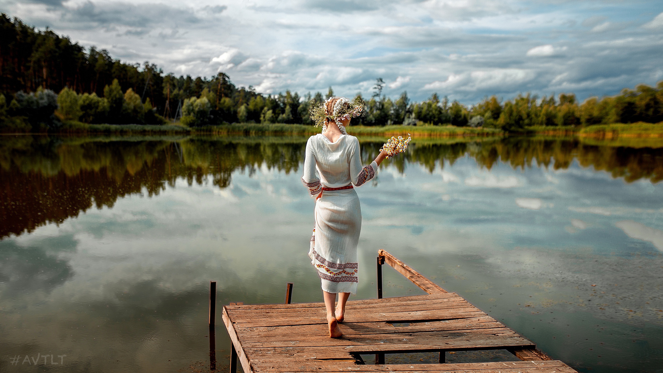 Девушка у озера 2007. Алена Цуркан модель. Фотосессия на озере. Девушка у пруда. Девушка на мостике у пруда.