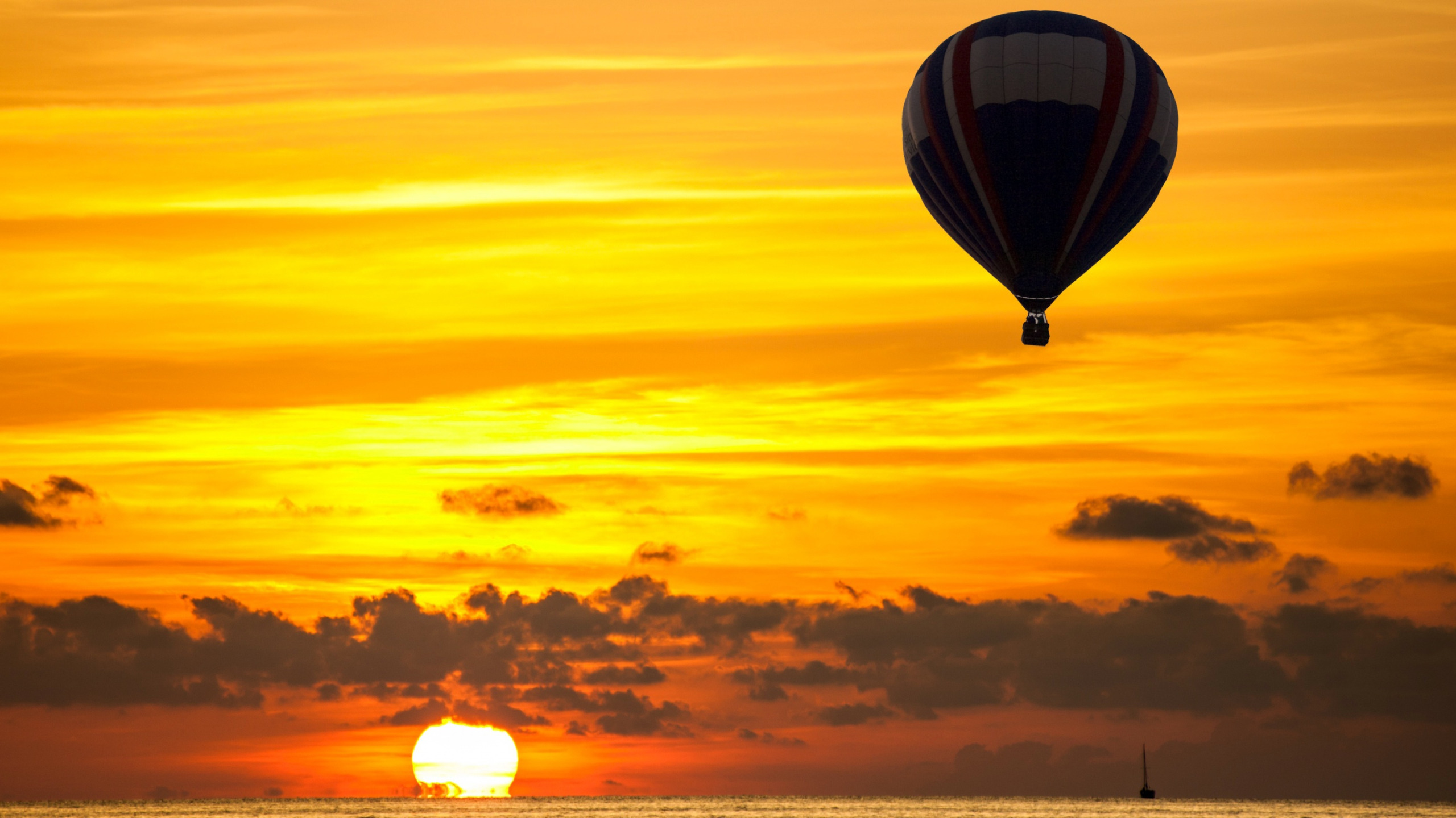 Воздушный шар на закате солнца. Воздушный шар на Восходе. Воздушные шары на закате. Воздушный шар над морем. Шар над морем