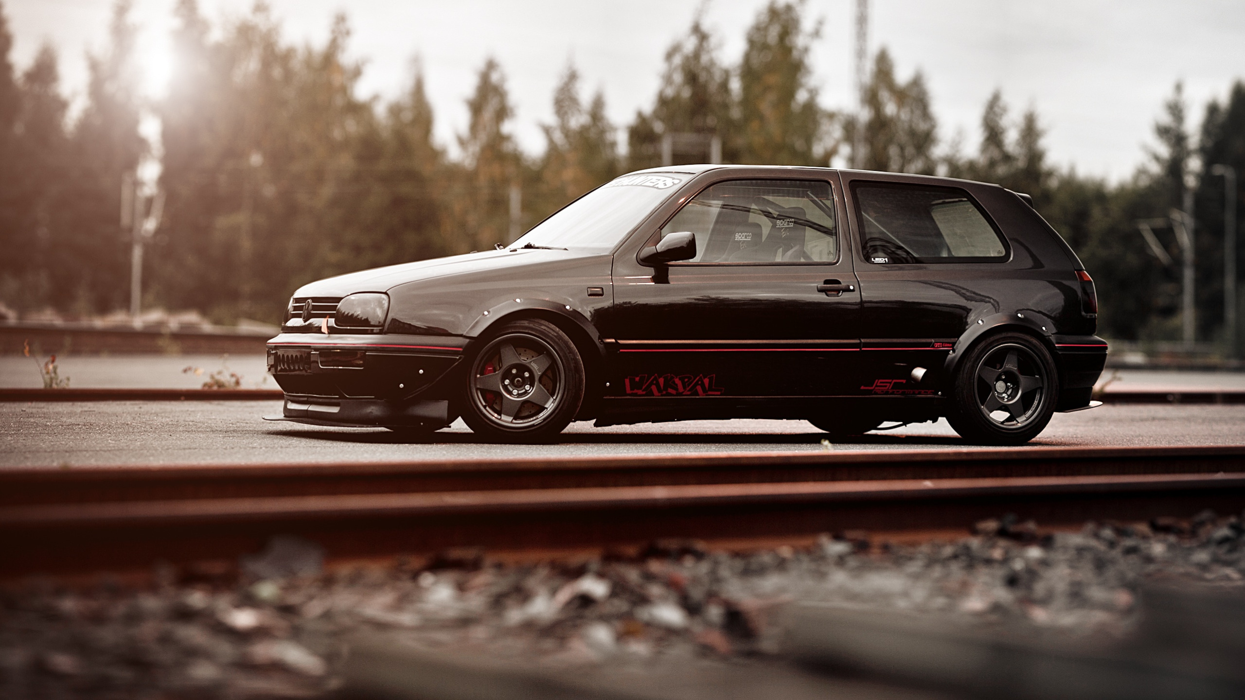 Скачать обои черный, тюнинг, volkswagen, black, гольф, golf, фольксваген,  MK3, раздел машины в разрешении 2560x1440