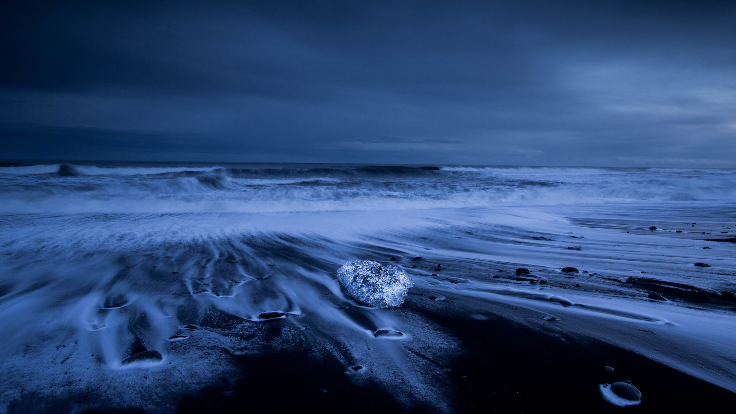 Зимнее ночное море. Зимнее море ночью. Море ночью зимой. Море волны ночь.