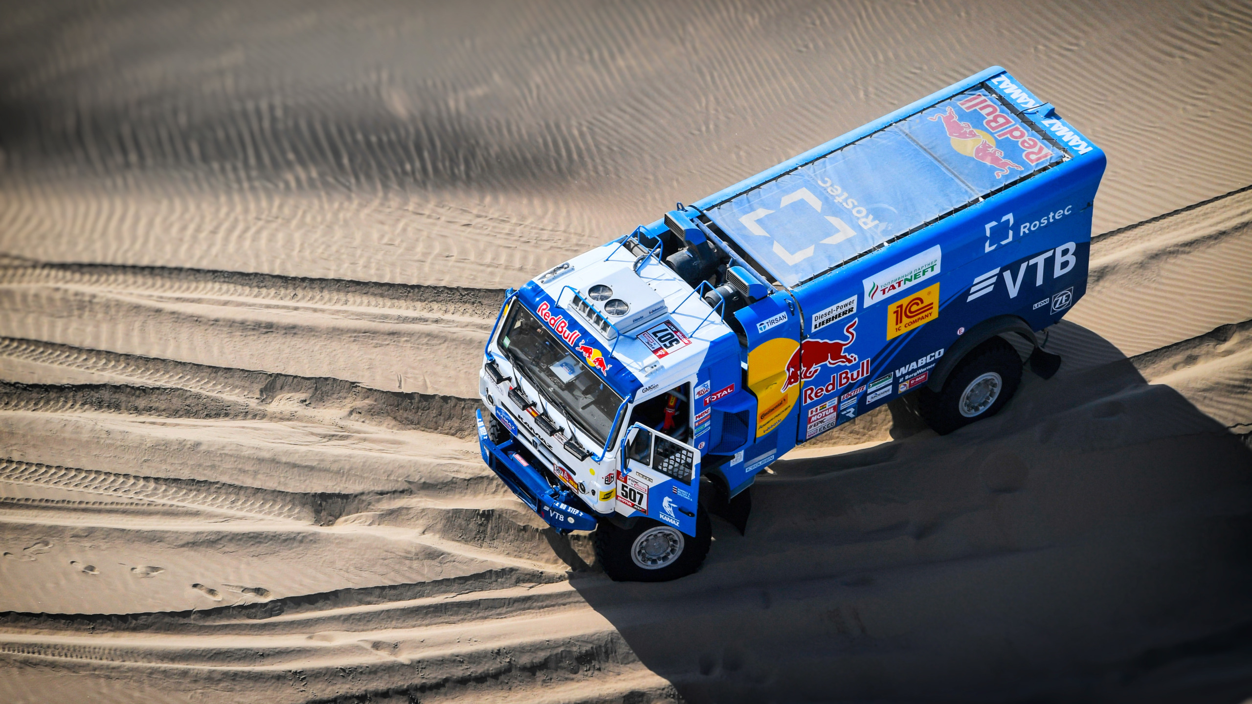 Скачать обои Песок, Грузовик, Гонка, Мастер, Сверху, Россия, Kamaz, Rally,  раздел грузовики в разрешении 2560x1440