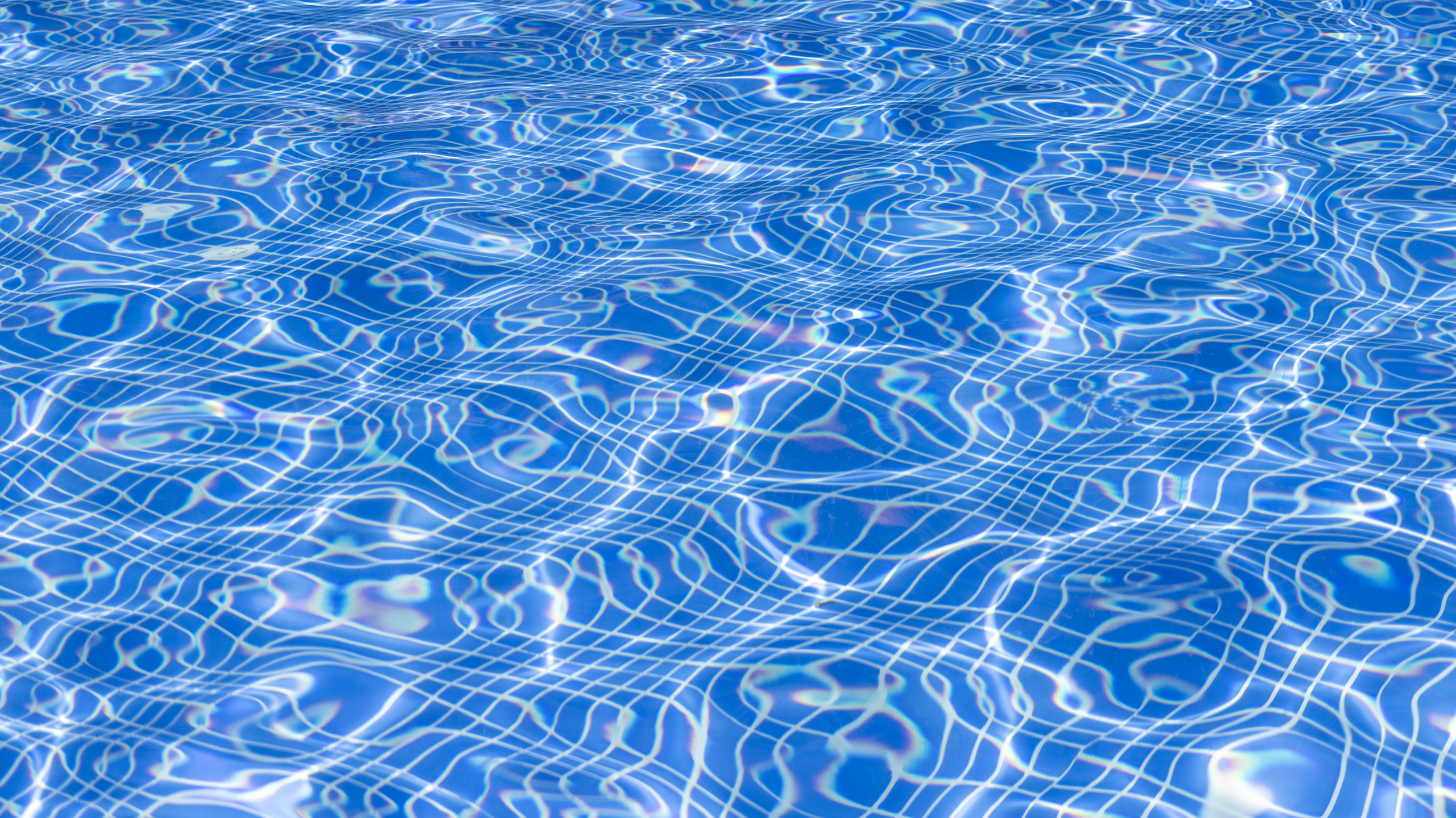 Прозрачная текстура воды. Вода в бассейне. Вода фон. Прозрачная вода в бассейне. Текстура бассейна.