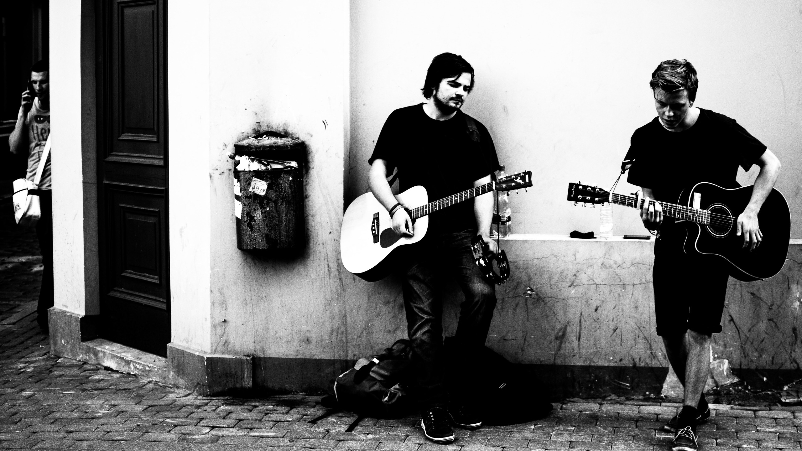 Уличный гитарист. Гитарист на улице. Уличные музыканты. Музыканты на улице. А по темным улицам гитара