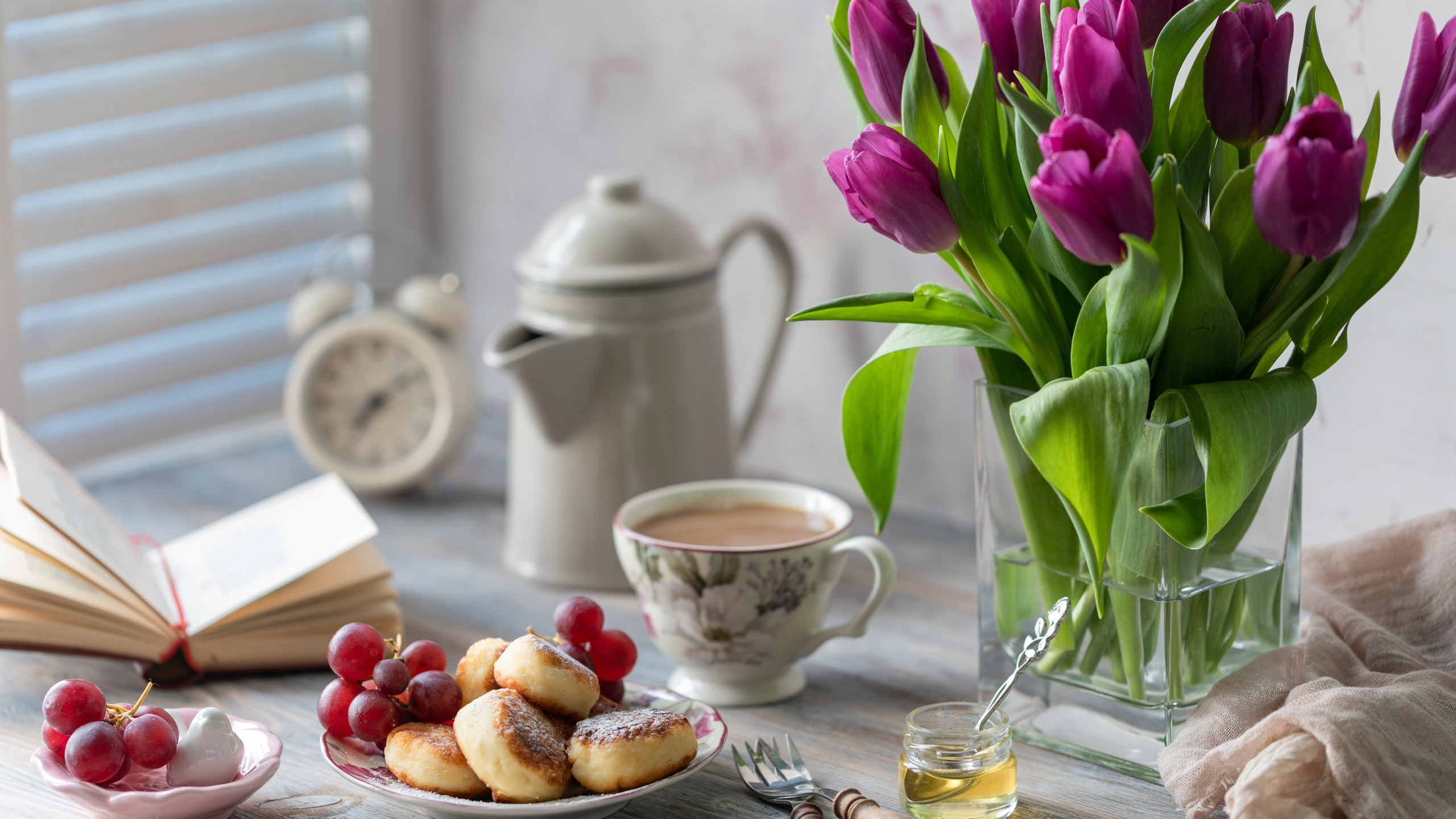 Утренние цветы. Тюльпаны и кофе. Завтрак с цветами. Красивый завтрак с цветами. Кофе и тюльпаны картинки