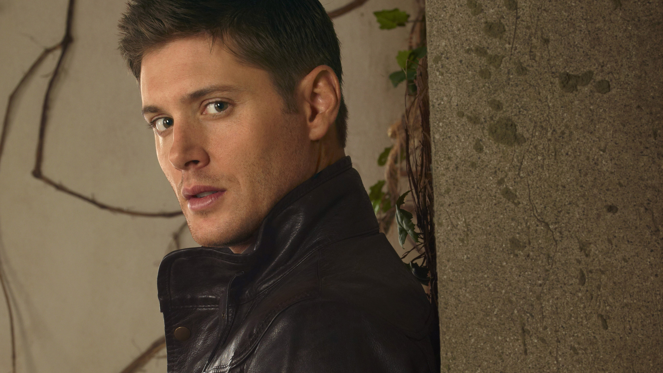 Скачать обои стена, куртка, актер, мужчина, сериал, Supernatural, <b>Jensen</b> Ac...