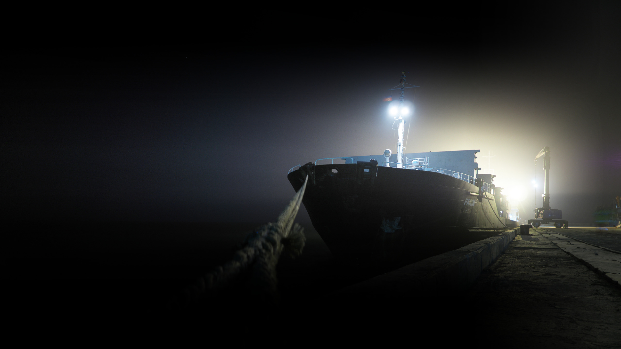 Палуба в тумане. Ночь на корабле. Военный корабль в тумане. Корабль в темноте. Военный корабль ночью в море.