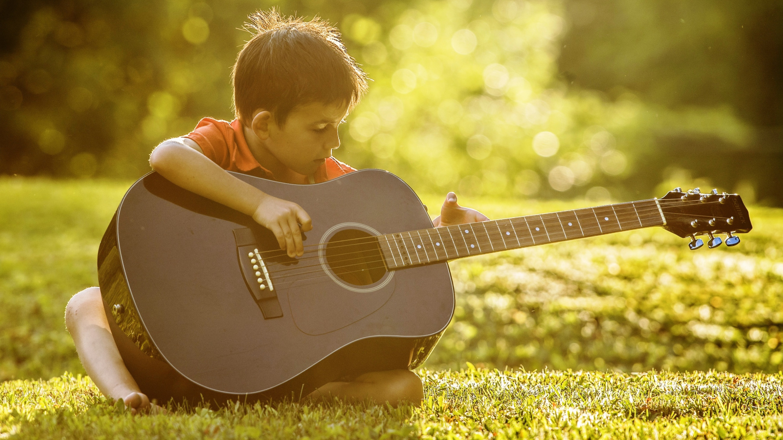 Люди увлекающиеся музыкой. Мальчик с гитарой. Гитара для детей. Школьник с гитарой. Мальчик играющий на гитаре.