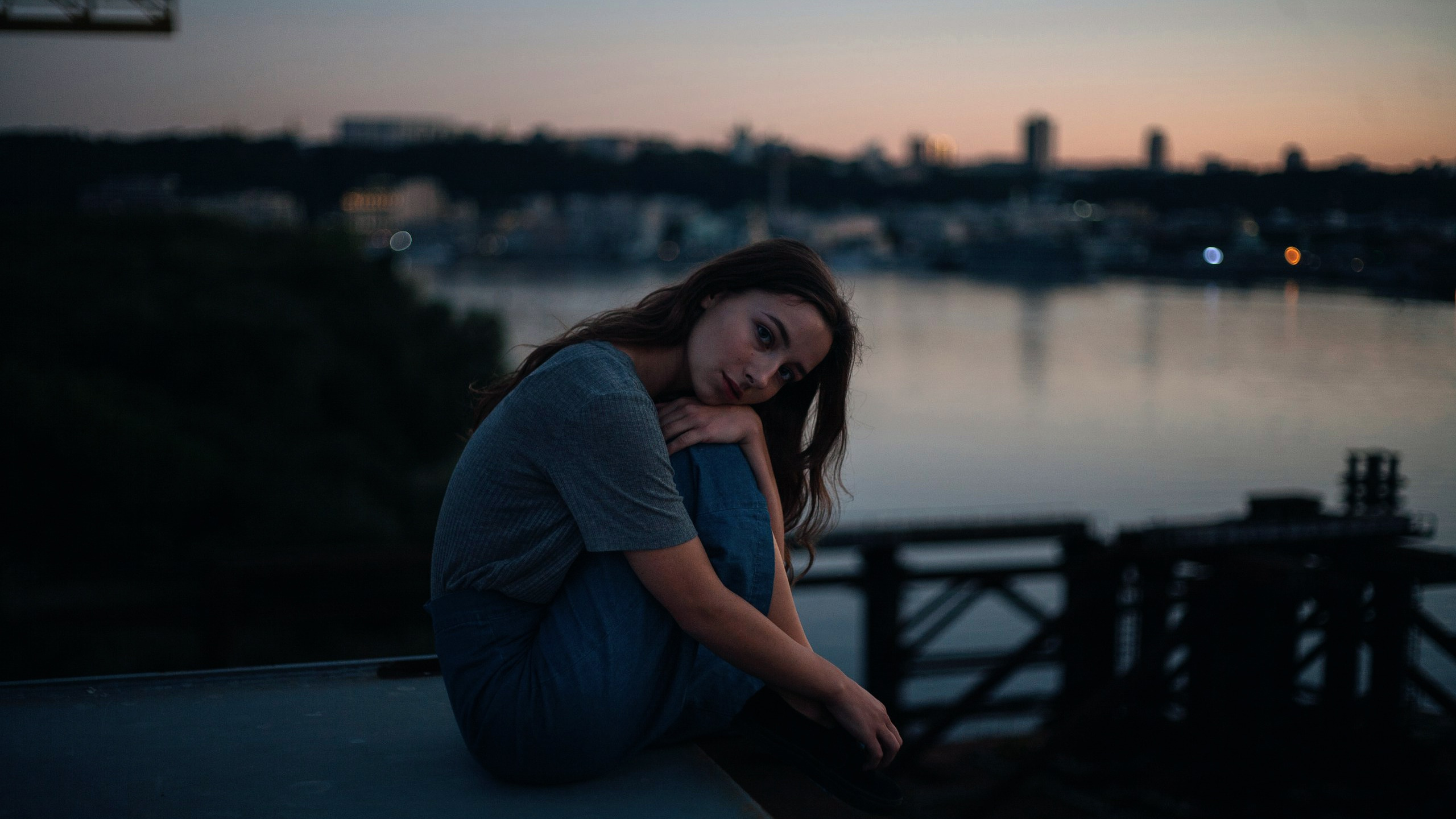 Песня грустит село по городу. Грустная девушка. Грустная девушка в городе. Девушка в городе. Девушка одна грустит.