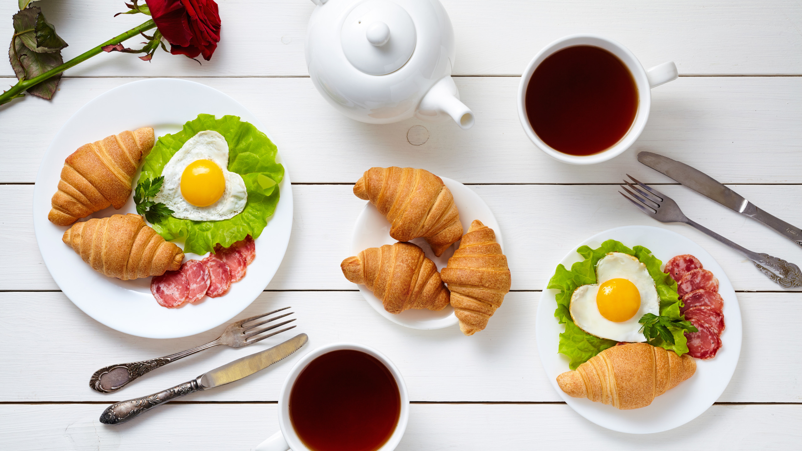 Цветные завтраки. Завтрак вид сверху. Приятного завтрака. Доброе утро завтрак. Романтический завтрак с круассаном.
