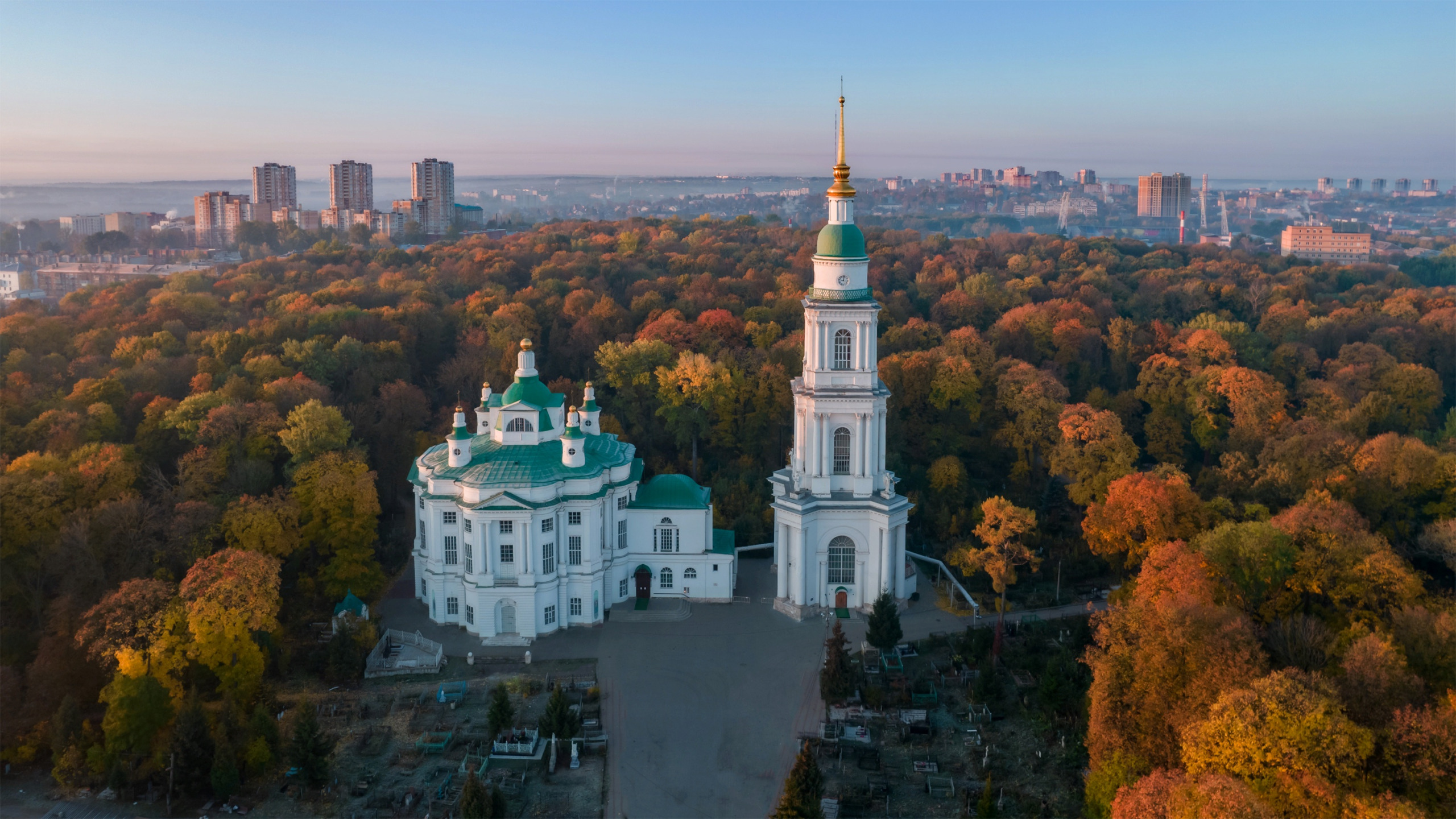 Собор в Хабаровске осенью