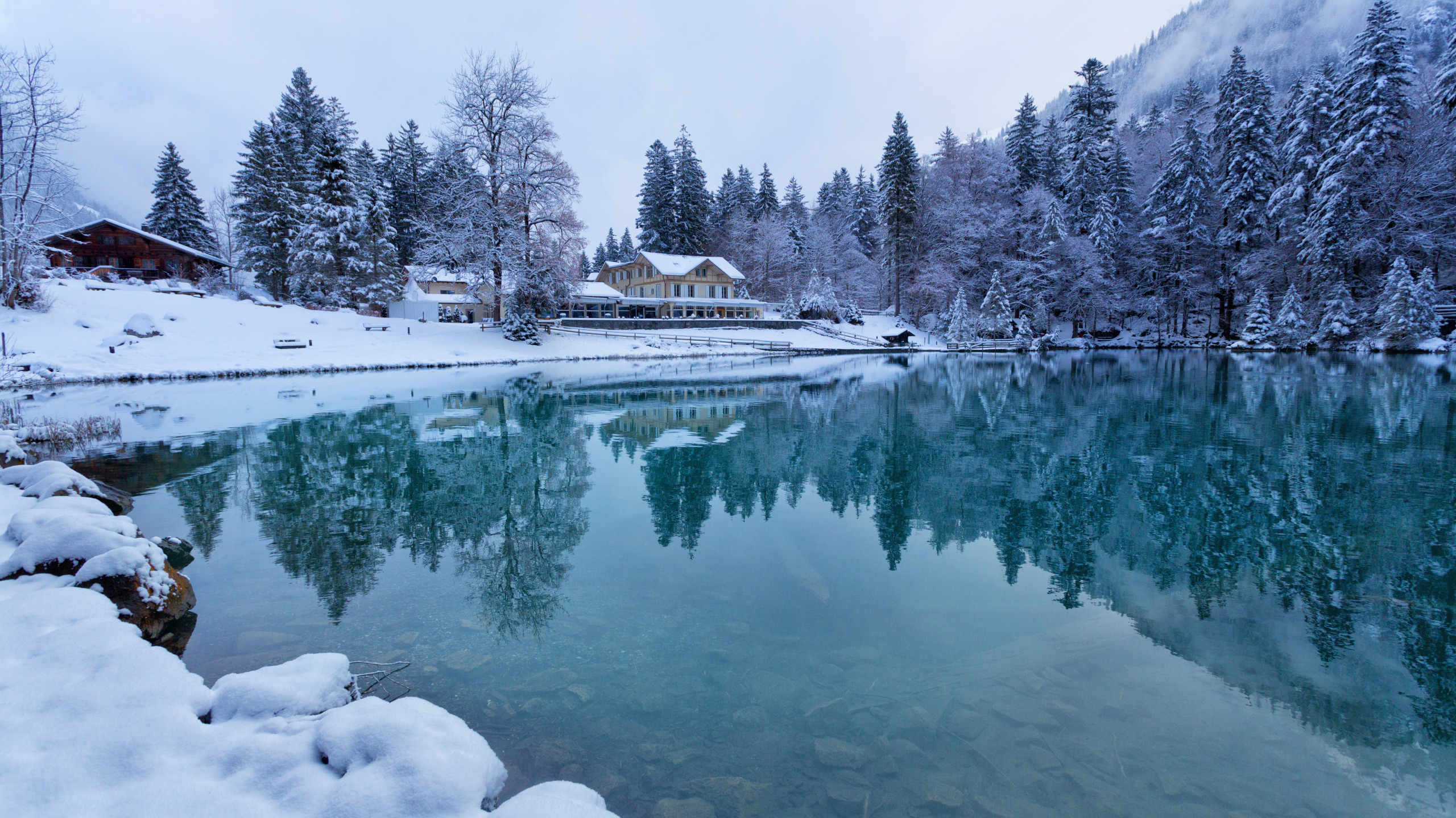 Новый год в озерах. Озеро Блаузее Швейцария. Озеро Блаузее, Швейцария зима. Озеро Блаузее, Швейцария лето. Озеро Блау Швейцария зимой.