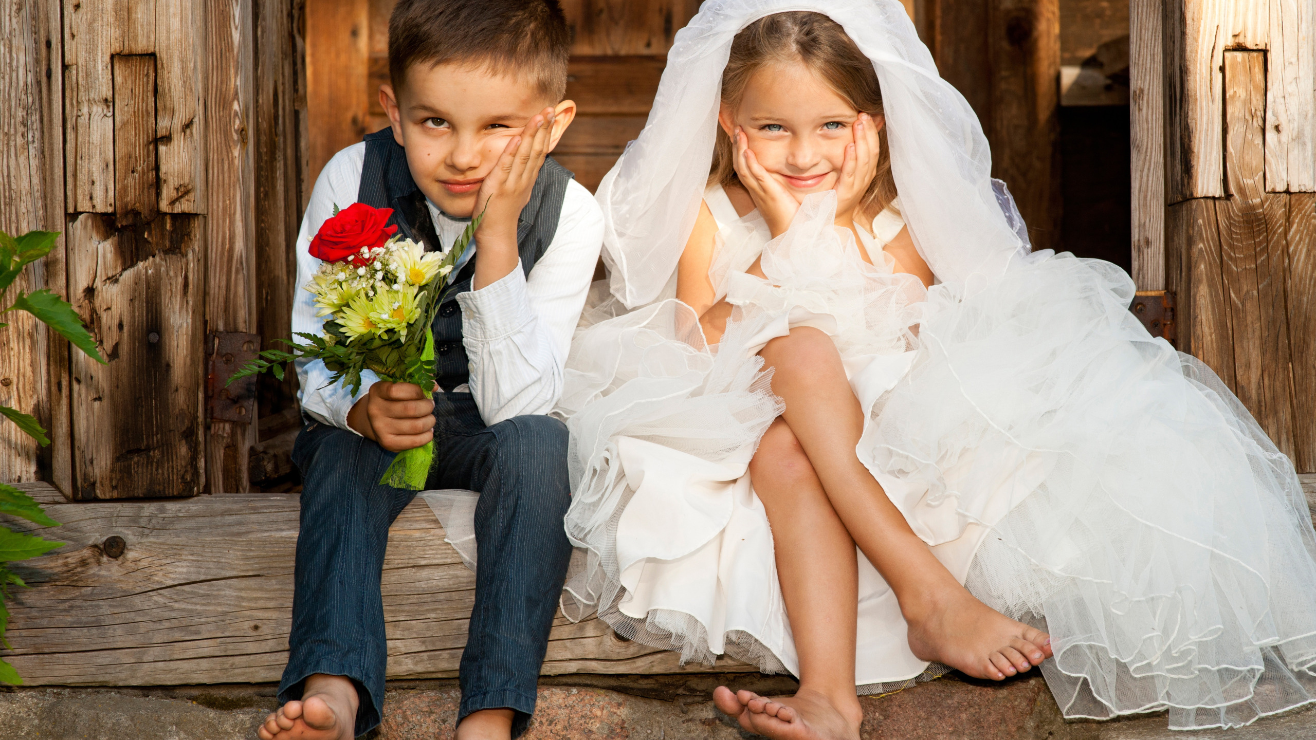 Невеста в хорошую семью. Дети в свадебных нарядах. Дети на свадьбе. На мальчика и на девочку на свадьбе. Дети жених и невеста.
