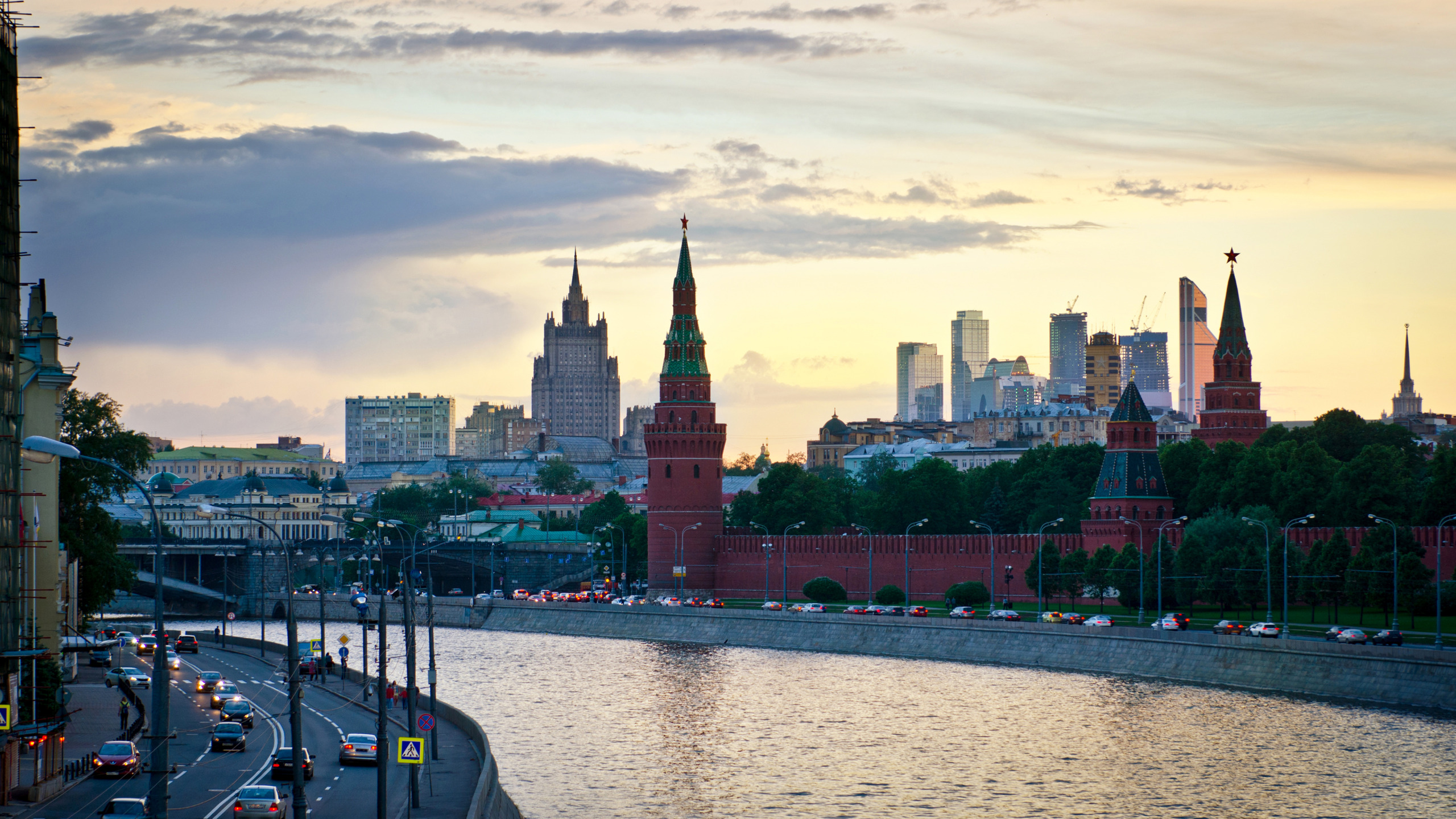 Moscow small. Москва. Москва набережная 1920. Кремлевская набережная Москва. Москва Сити с кремлевской набережной.