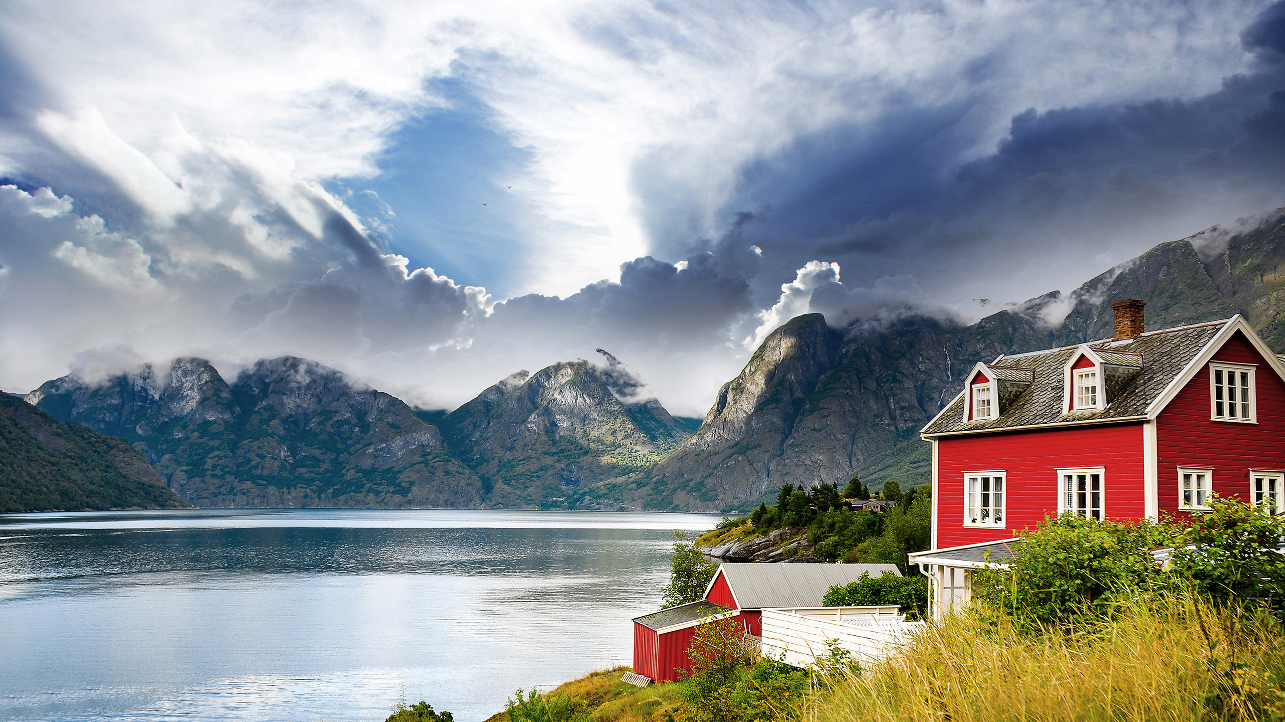 Скачать обои пейзаж, горы, озеро, дом, Норвегия, Norway, фьорд, раздел  пейзажи в разрешении 2560x1440