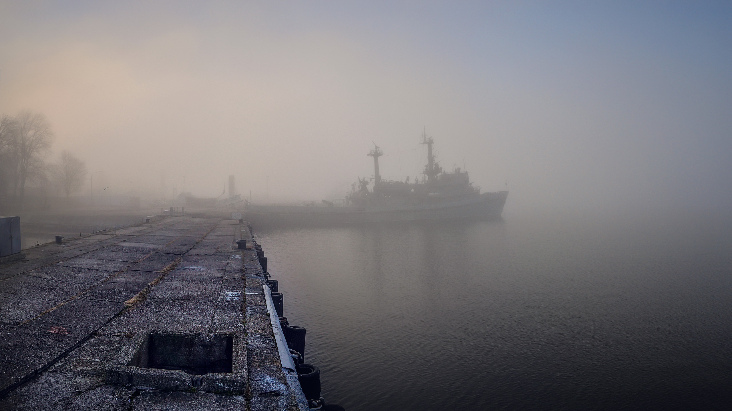 Палуба в тумане. Корабль в тумане. Военный корабль в тумане. Море в тумане. Морской туман.